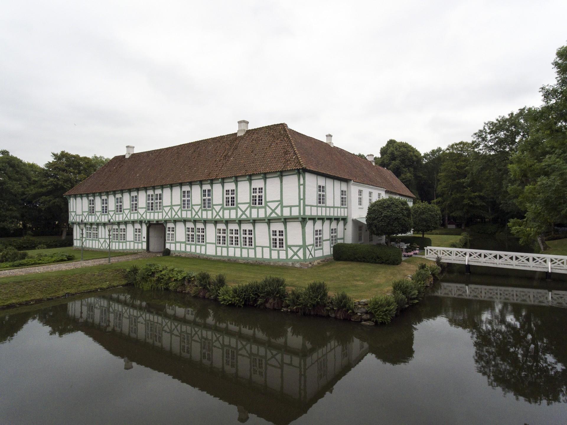 Lynderupgård i Vesthimmerland er en af de meget få herregårde med en stor hovedbygning i bindingsværk. Den trefløjede hovedbygning indeholder både et stenhus fra omkring 1400-tallet, og de resterende bindingsværksfløje opført fra 1500-1700-tallet. Foto: Historiske Huse.