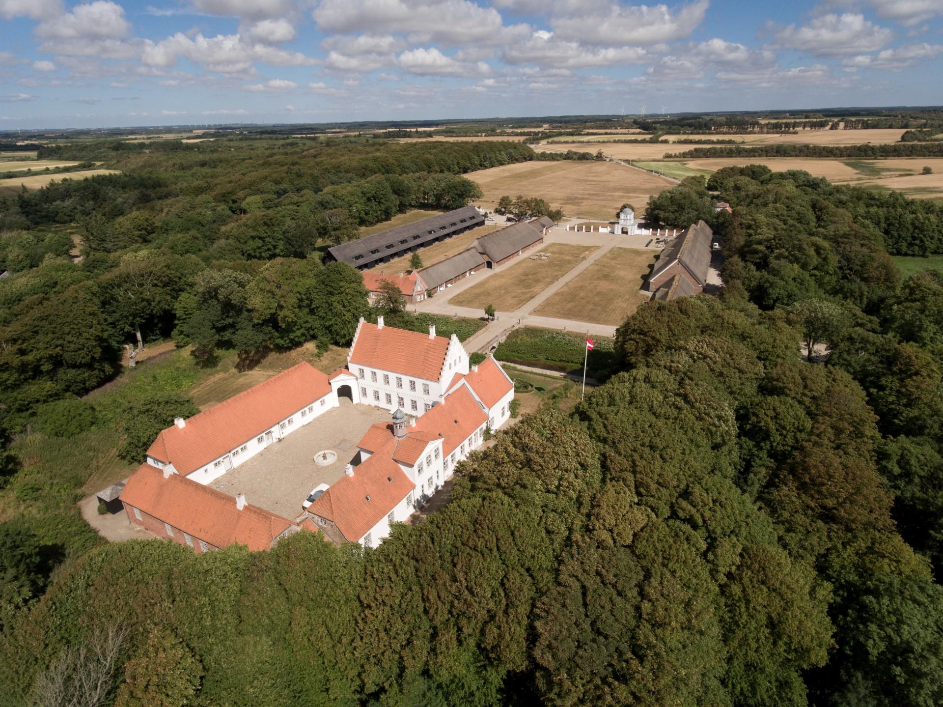 Nørre Vosborg i Vestjyllands består af flere bygninger, der er opført fra 1532 og helt til 1951. Selve borganlægget med omkransende volde består af fire sammenføjede bygninger, der omslutter et lukket, brolagt gårdanlæg. Foto: Historiske Huse.