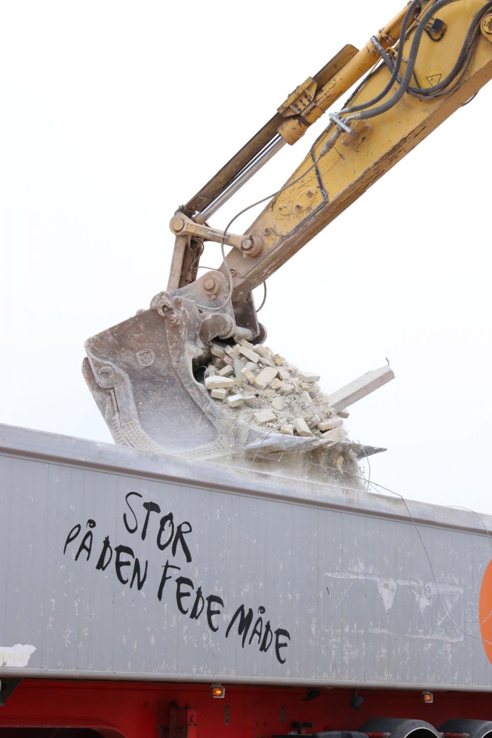 Betonen bliver kørt til knusning på P. Olesens egen knuserplads.