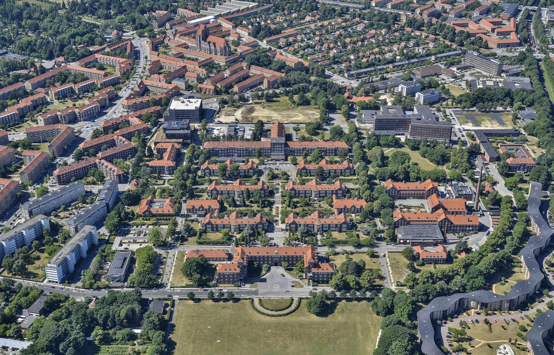 Hele det gamle hospital skal have en overhaling i de kommende år. Haven er kun begyndelsen. Foto: DragørLuftfoto.