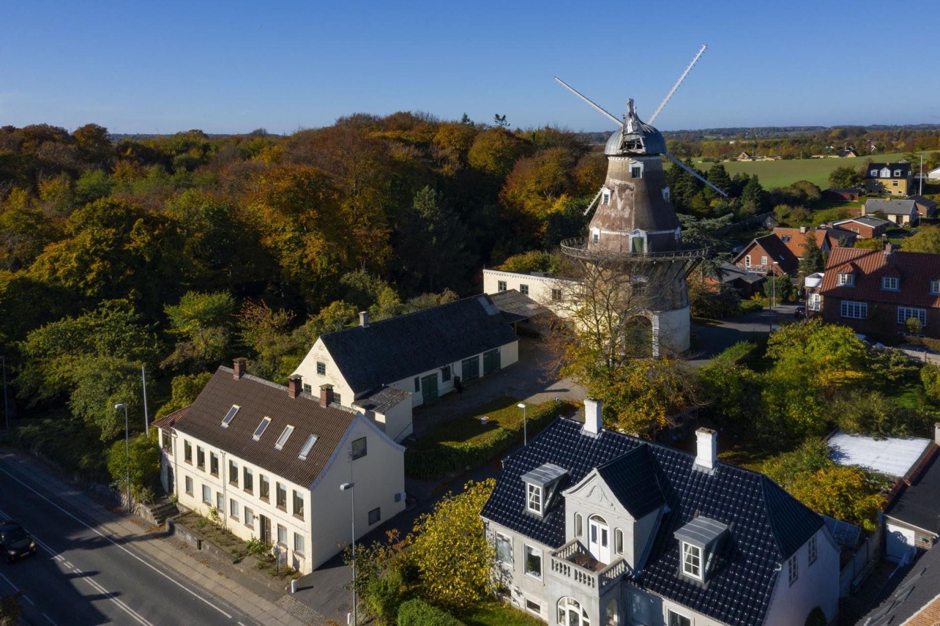 Hele anlægget Dyrehave Mølle er en af landets få tilbageværende bynære vindmøller. Møllen er fredet og endnu fyldt funktionsdygtig. Foto: Steffen Stamp/Realdania By & Byg.