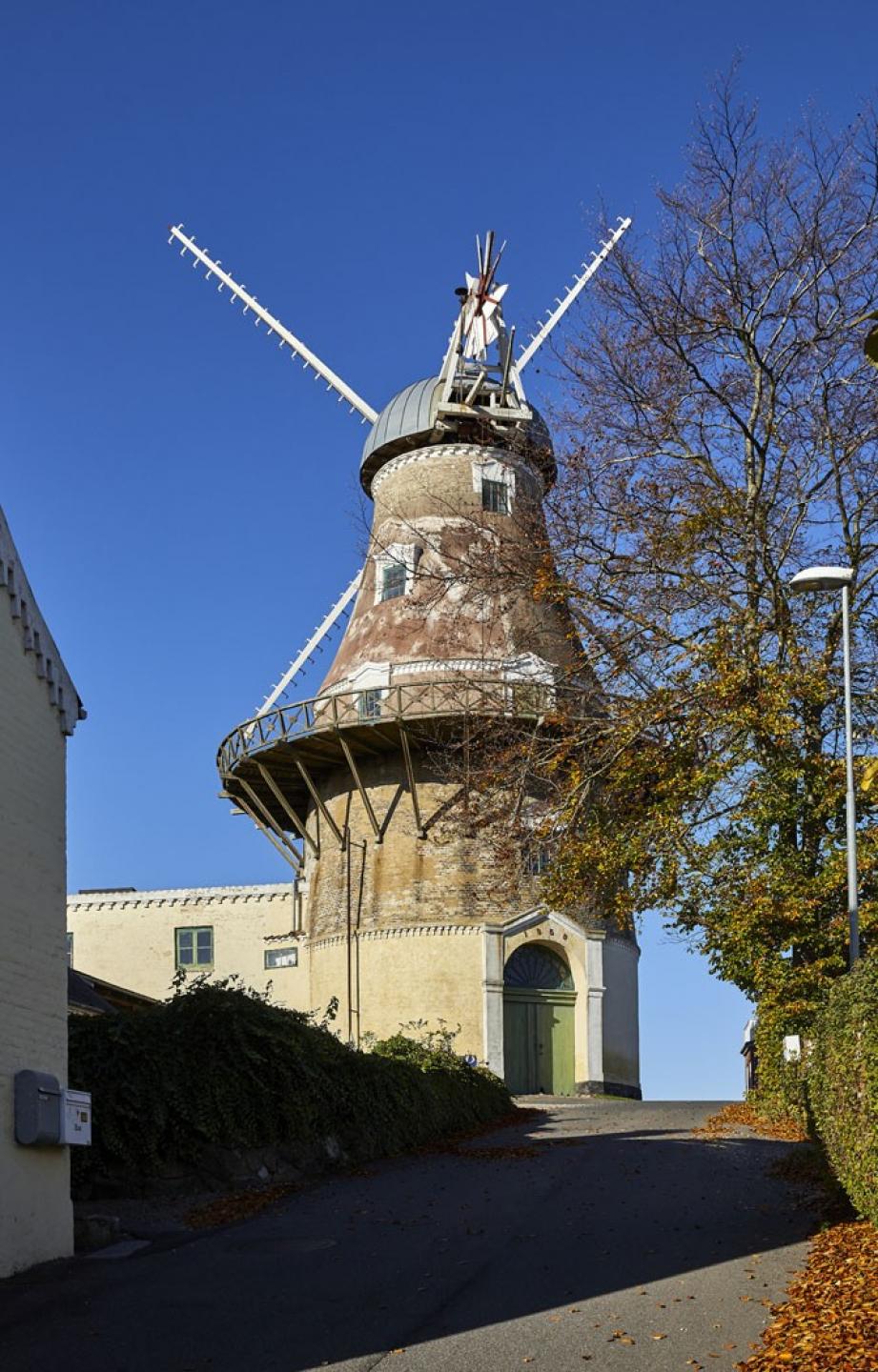 Dyrehavemølle er en såkaldt hollandsk gallerimølle opført i 1858. Sammen med Gudhjem Mølle er det landets højeste med hele syv lofter. Foto: Steffen Stamp/Realdania By & Byg.