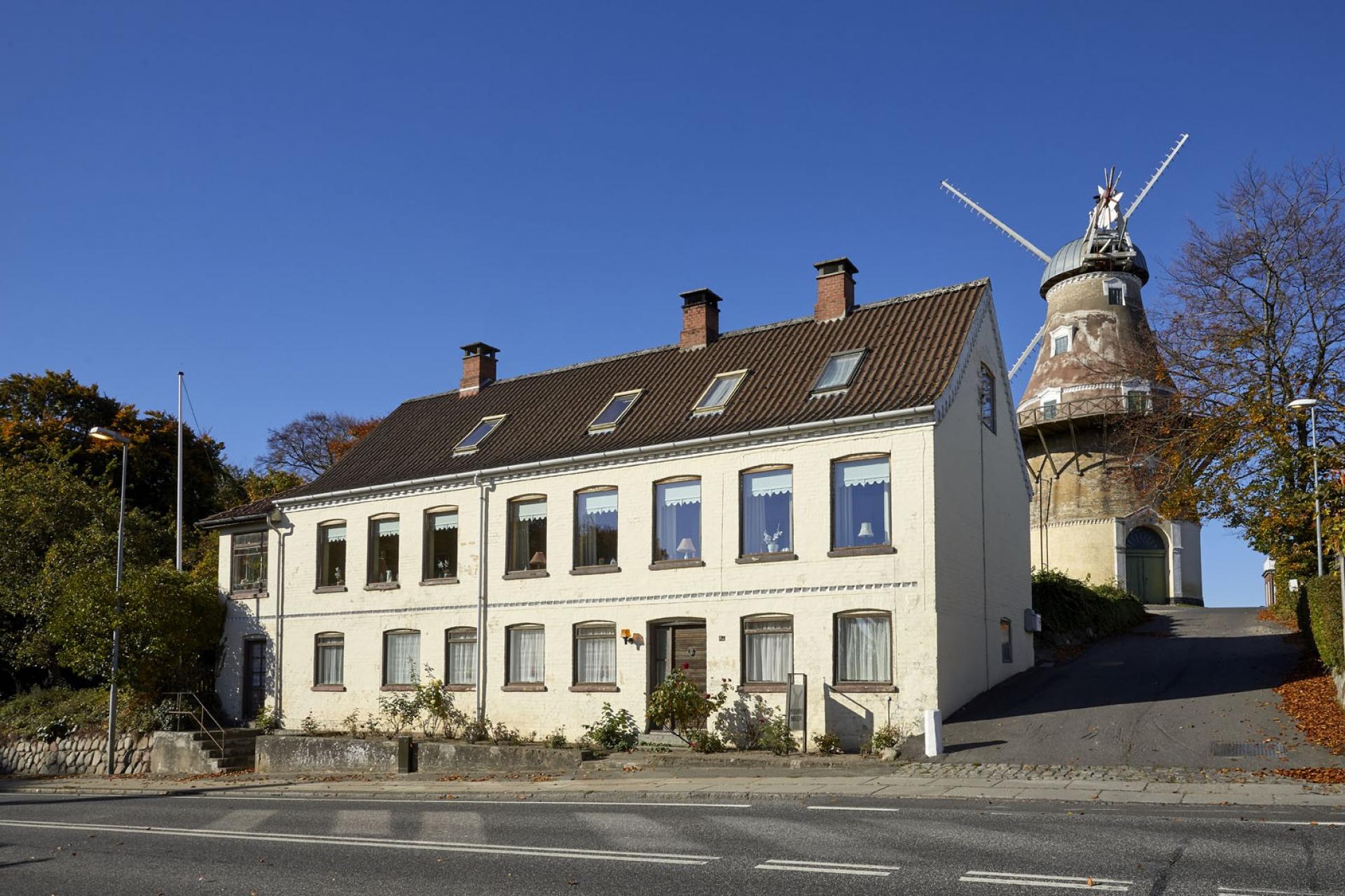 Dyrehave mølle er en del af et samlet kulturmiljø med stuehus, garage- og magasinbygning. Foto: Steffen Stamp/Realdania By & Byg.