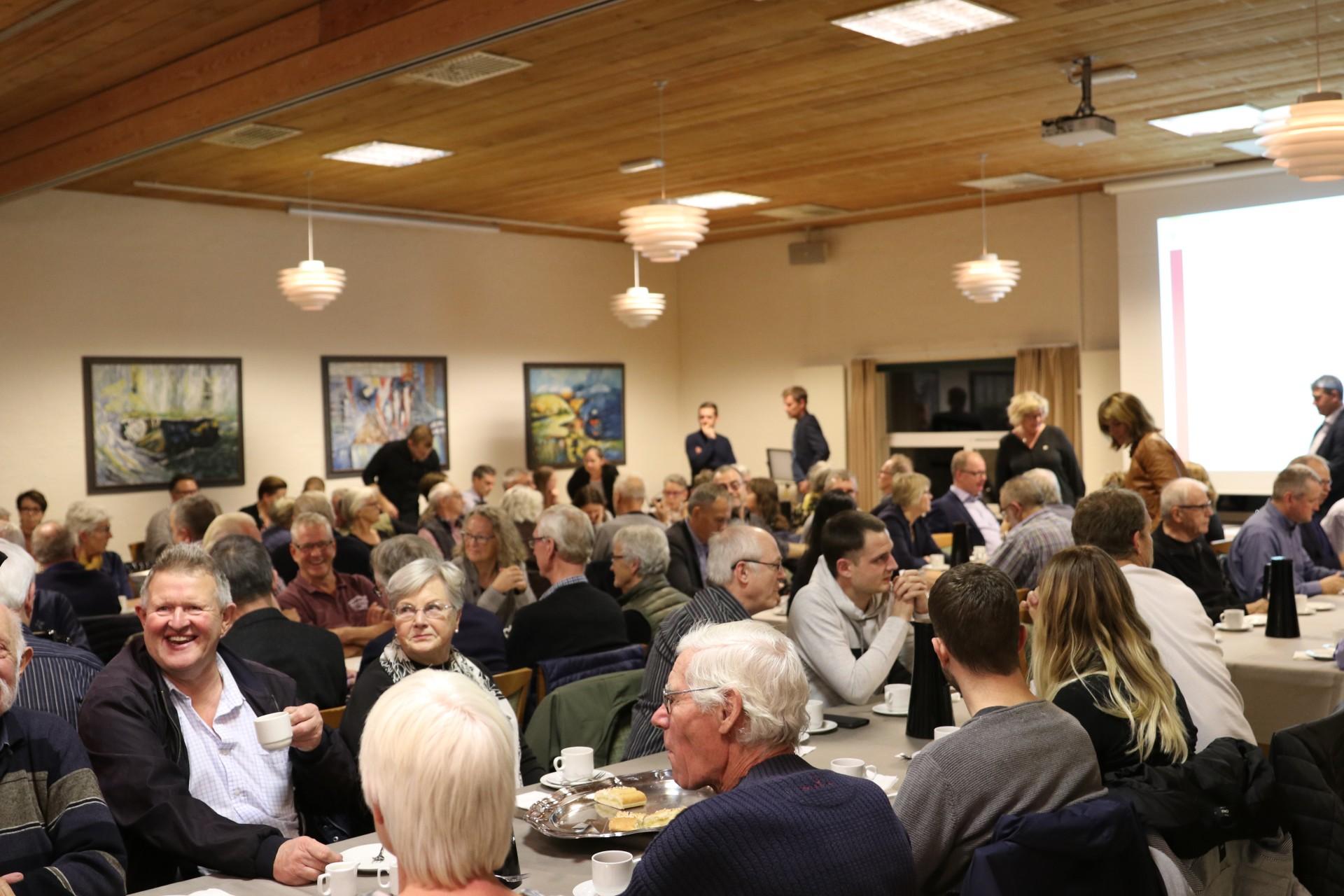 Der var godt humør på Hotel Dalgas i Brande, hvor der både var optimisme om det nye projekt samt tilpas store stykker wienerbrød. Foto: Mathias Hansen.
