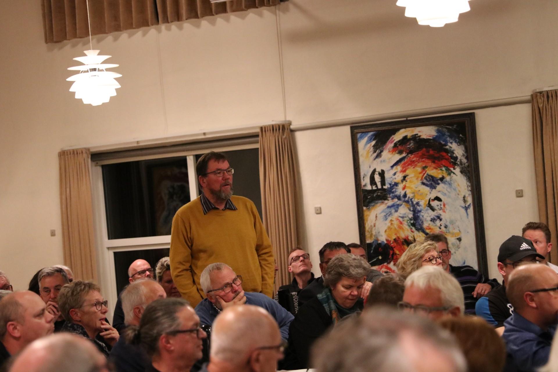 Der var mange branditter, der rejste sig op og stillede spørgsmål om alt fra lyspåvirkning til trafik. Foto: Mathias Hansen.