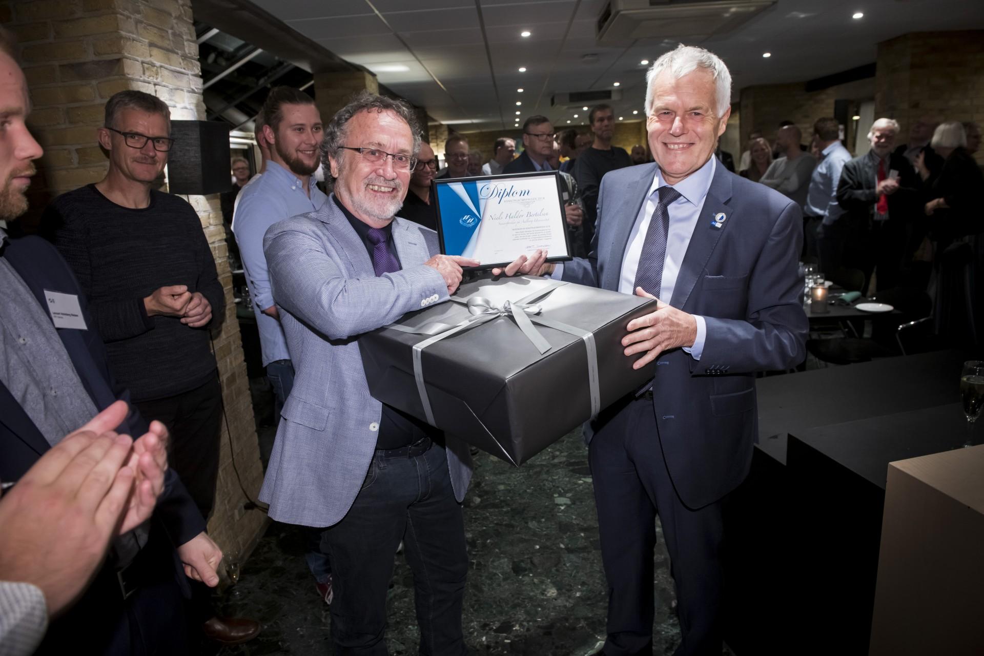 KF-formand Gert Johansen (th.) overrækker Konstruktørprisen 2018 til seniorforsker på Aalborg Universitet Niels Haldor Bertelsen. Foto: Palle Skov.