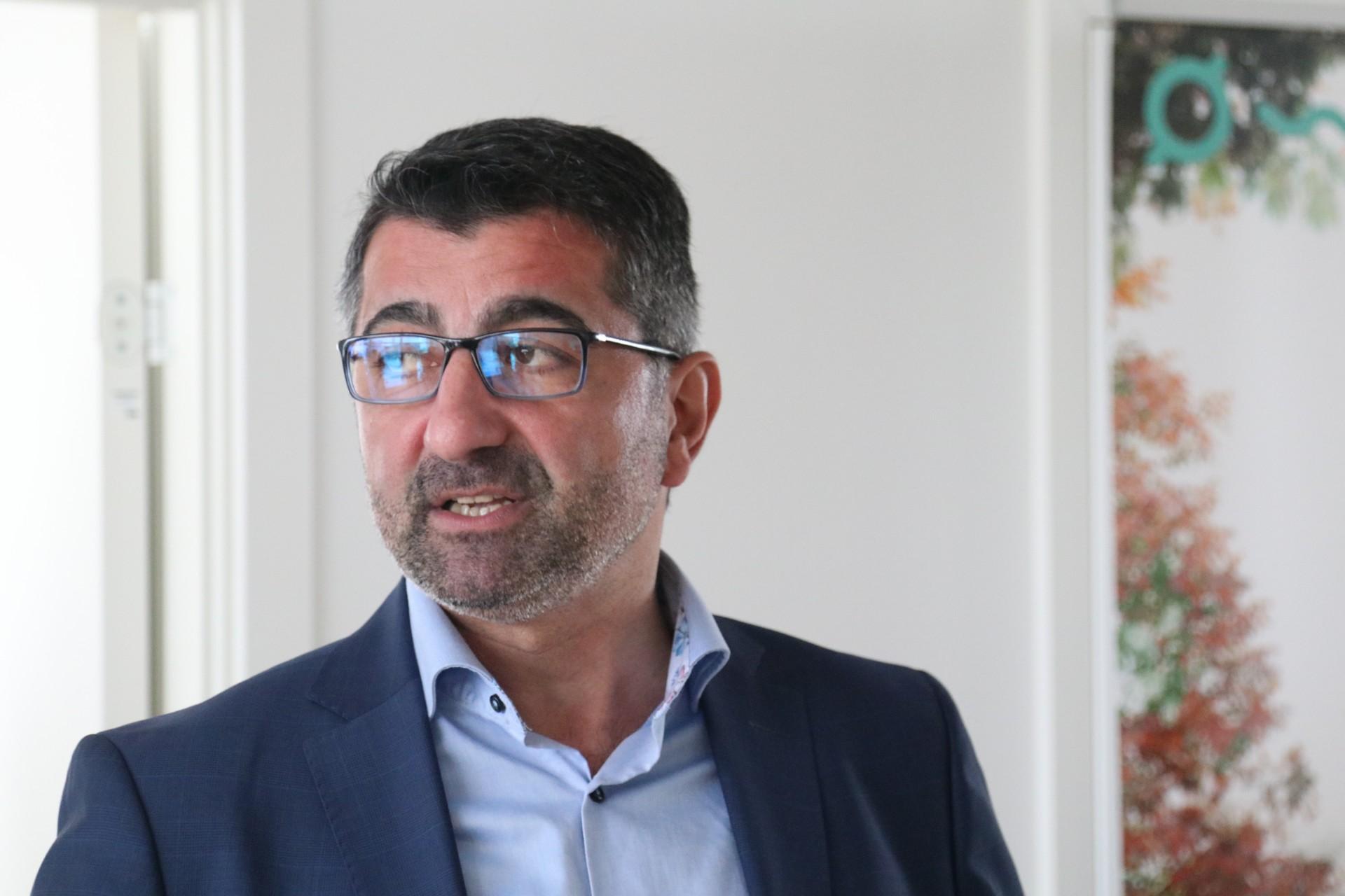 Nu lader vi naturen kravle ind mellem bygningerne, sagde teknik og miljørådmand Bünyamin Simsek. Foto: Torben Jastram.