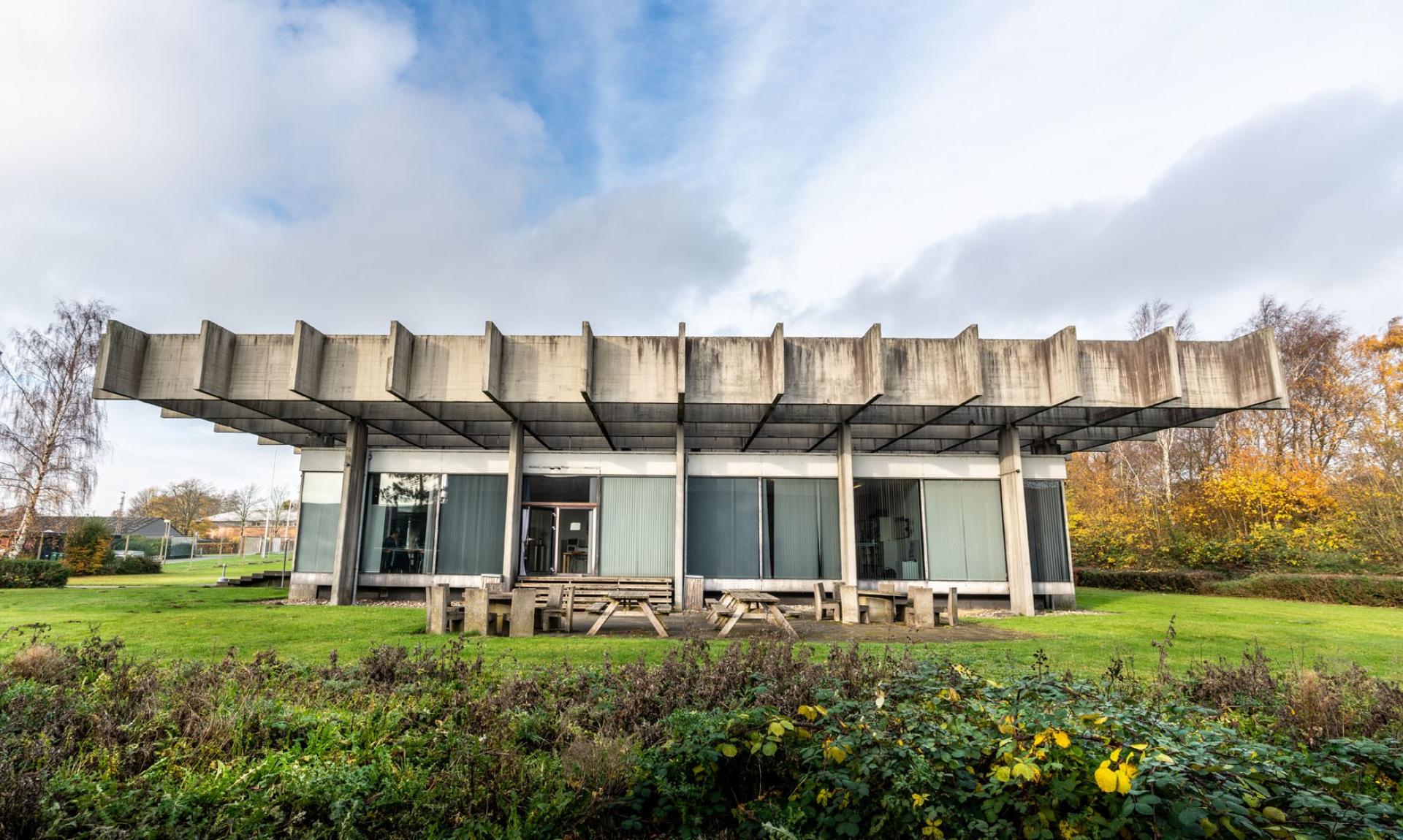 Realdania By & Byg køber ejendommen for at sikre et ikon fra den sene modernisme og give konkrete løsninger til betonrenovering. Foto: Pressefoto/Realdania By & Byg.