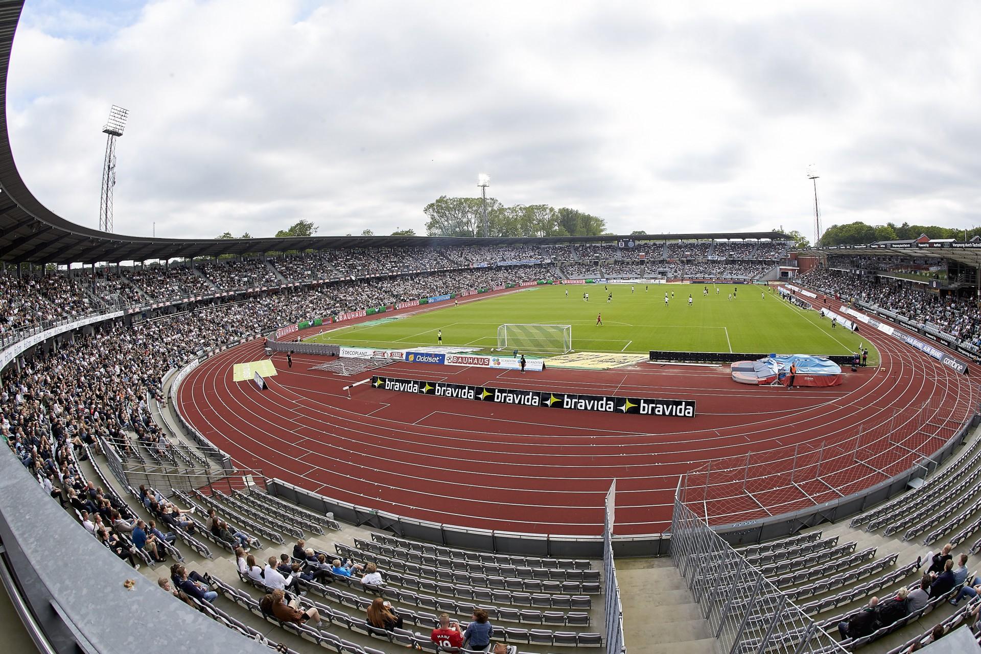 Et blik ud over banen afslører med det samme stadions største problem: Løbebanen. Foto: AGF/Ole Nielsen