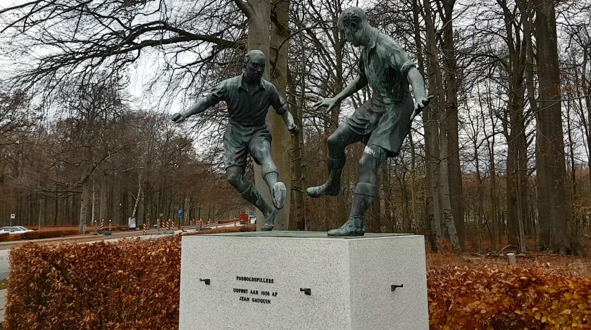 Jean Gauguins skulpturer står også uden for stadion. Her 