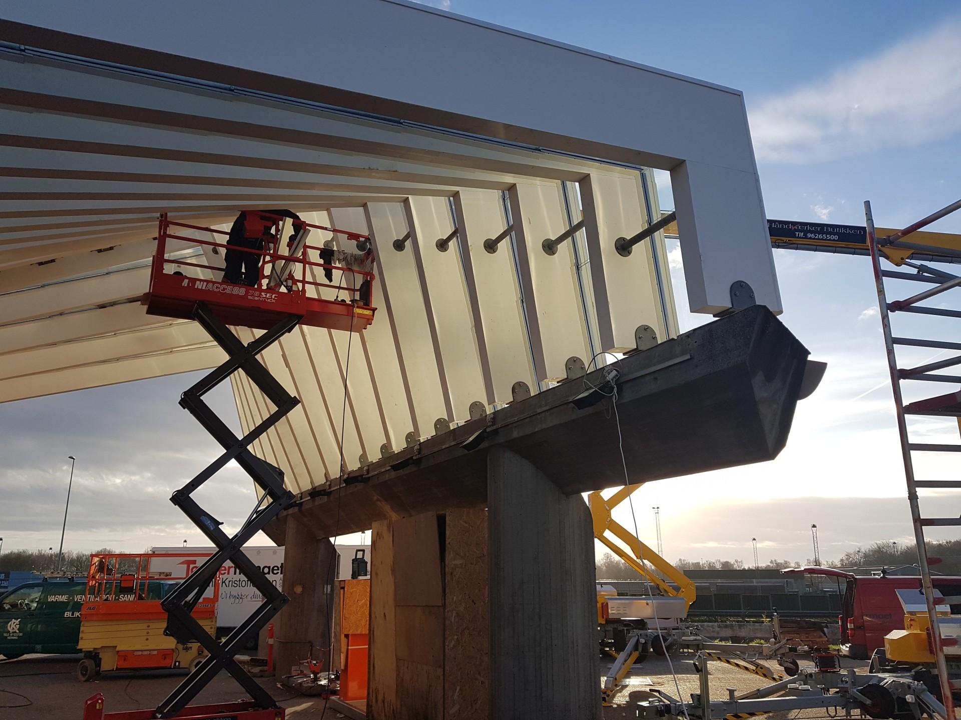 Taget på tankstationen i Herning er tegnet af Jørn Utzon. Nu får det en gennemgribende overhaling. Foto: Thøger Raun.