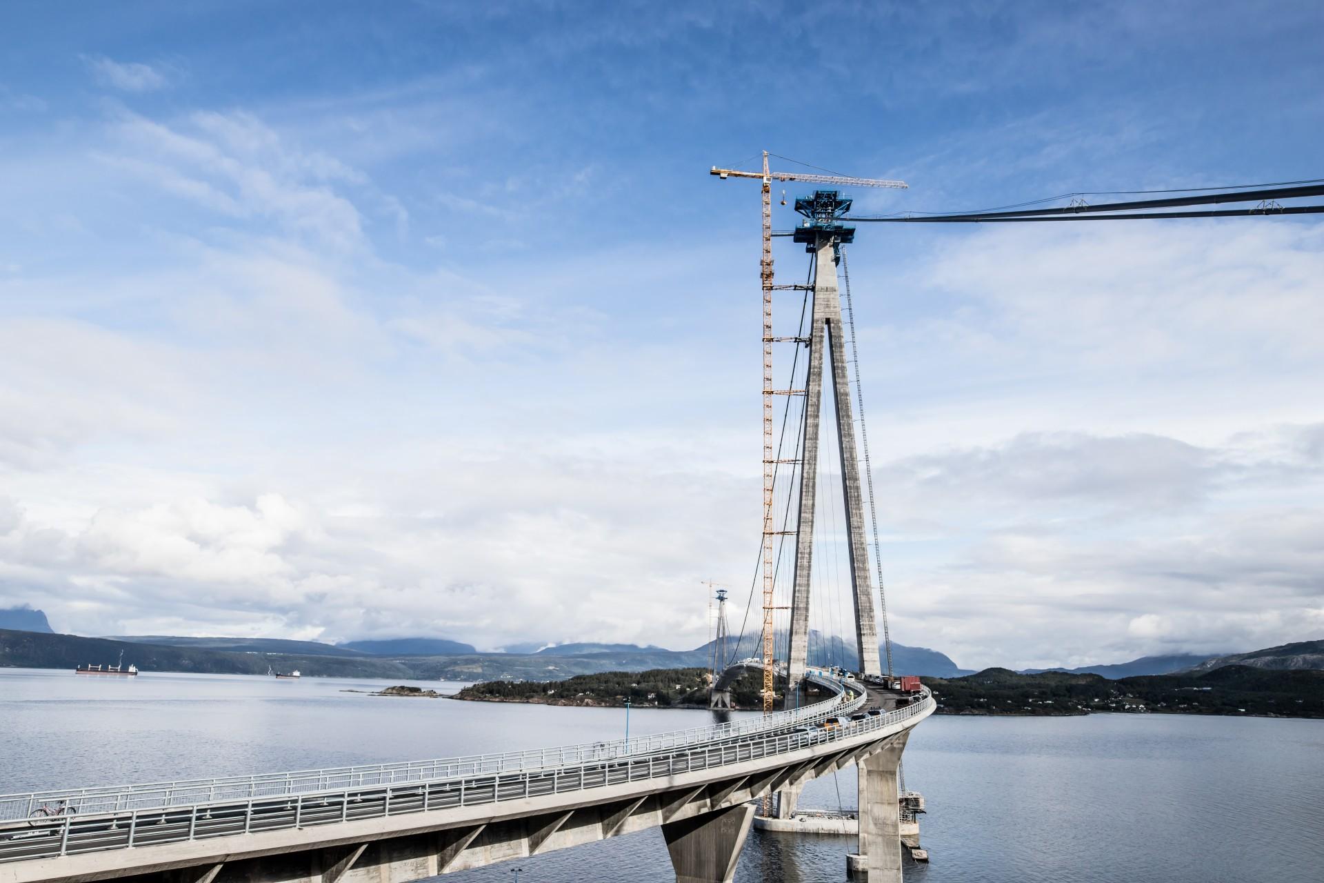 Hålogaland-broen er netop indivet i Nordnorge. Pressefoto.