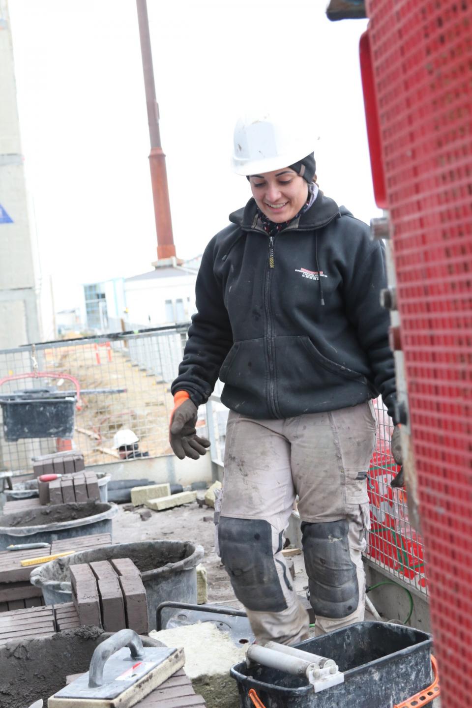 Katrine Jensen var blandt de første to murere uddannet gennem EUX-ordningen fra Learnmark i Horsens. Foto: Torben Jastram.