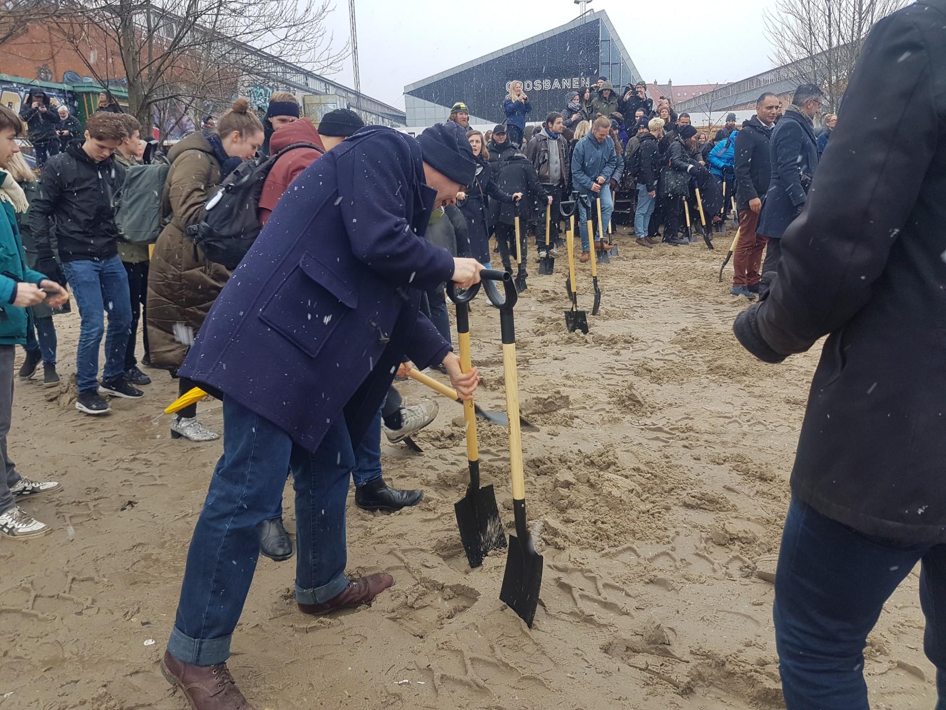 Det var ikke alle steder, jorden var helt optøet. Der var dog ingen sne, og det glædede bestyrelsesformand Ingelise Nielsen, der i sin tale påpegede 