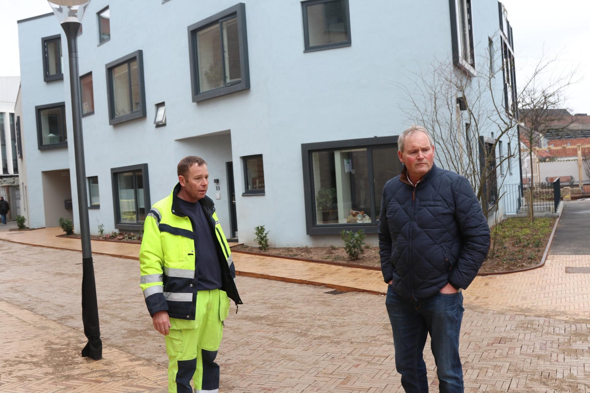 Når Claus Johnsen ser en brolægning, han er imponeret over, tager han sig tid og stopper op. Her ved en klinkebelægning på kørebanen. Foto: Mathias Hansen.