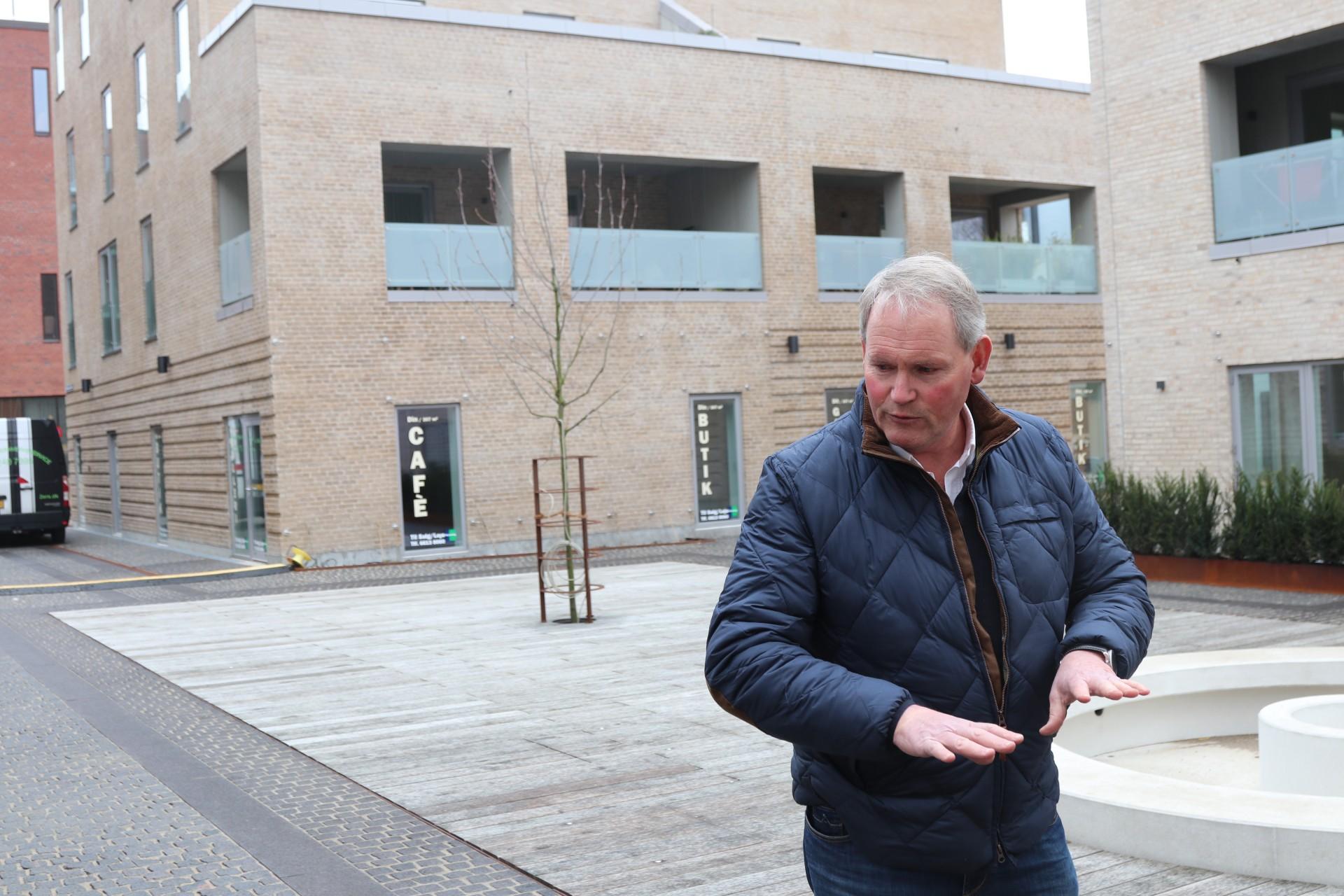 På Skulkenborg Torv er Claus Johnsen imponeret af den belægning, der er lagt. Foto: Mathias Hansen.
