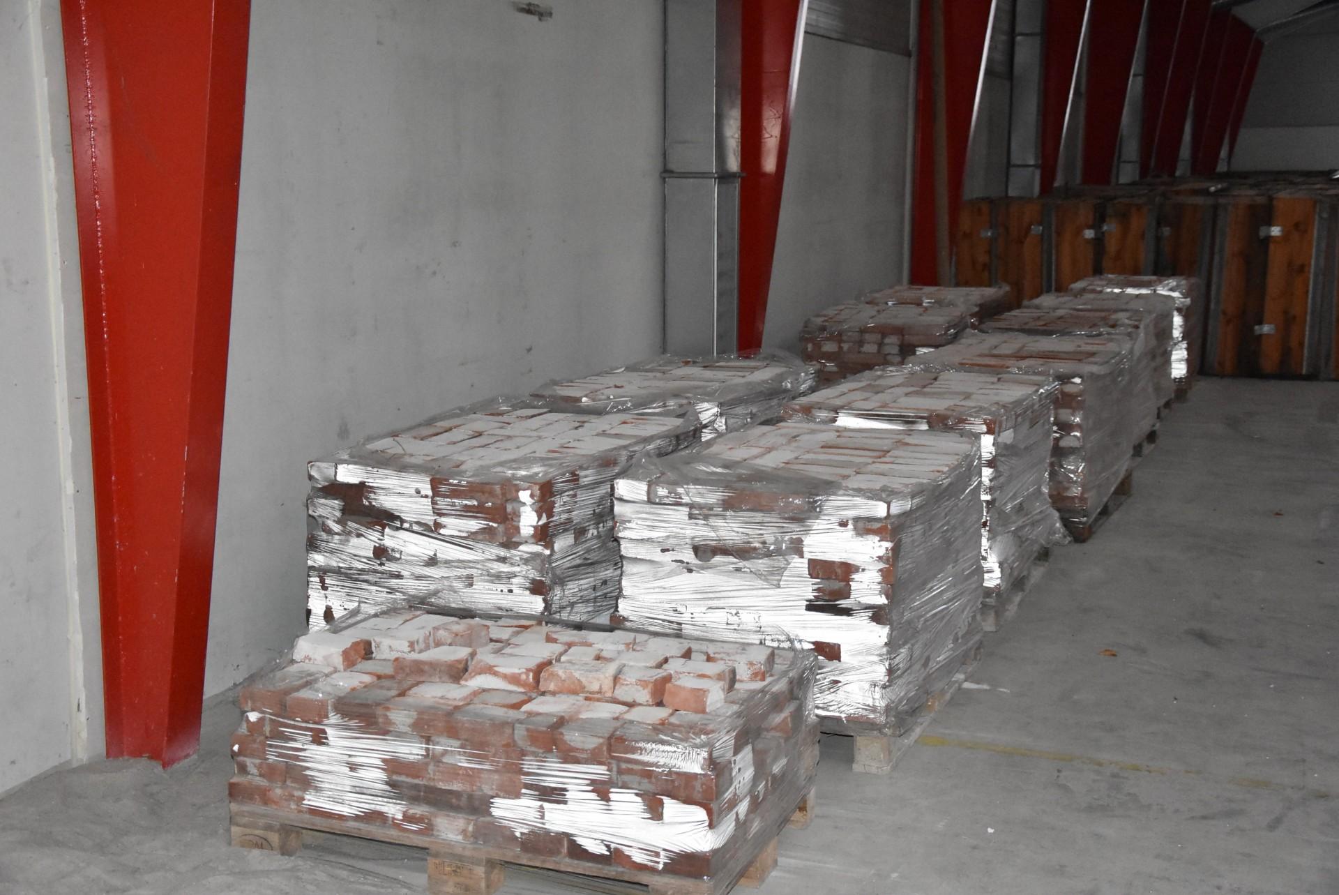 Facadestenene er blevet afrenset, så de kan bruges igen. Foto: Morten Vendt/Tscherning.