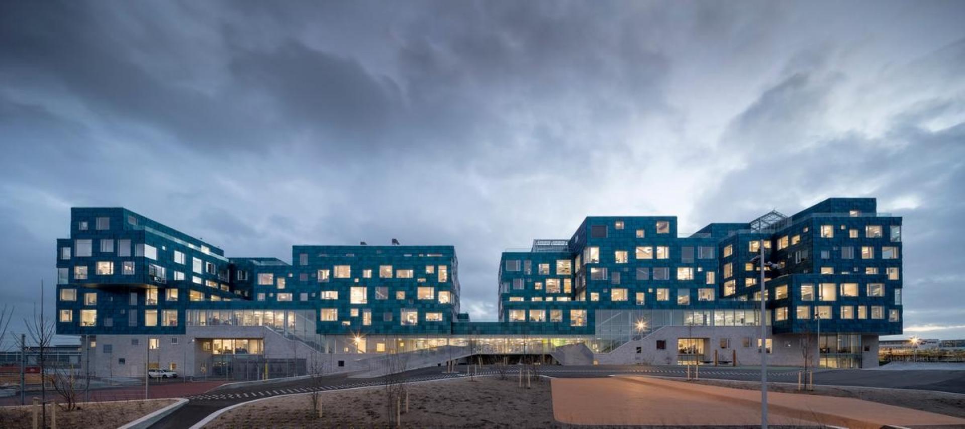 Copenhagen International School er blevet belønnet med en designerpris for sit arkitektoniske udtryk og sin energiproducerende facade. Foto: Adam Mørk.