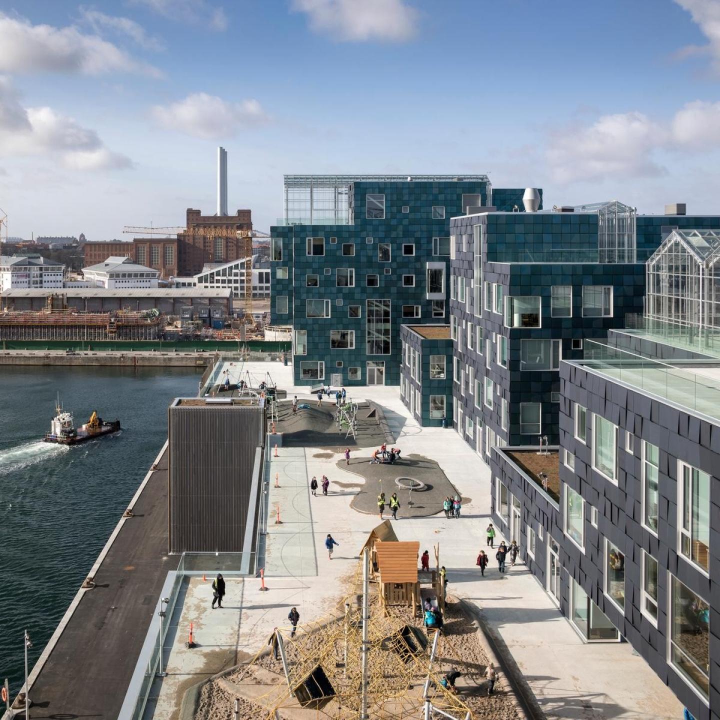 Copenhagen International School er blevet belønnet med en designerpris for sit arkitektoniske udtryk og sin energiproducerende facade. Foto: Adam Mørk.