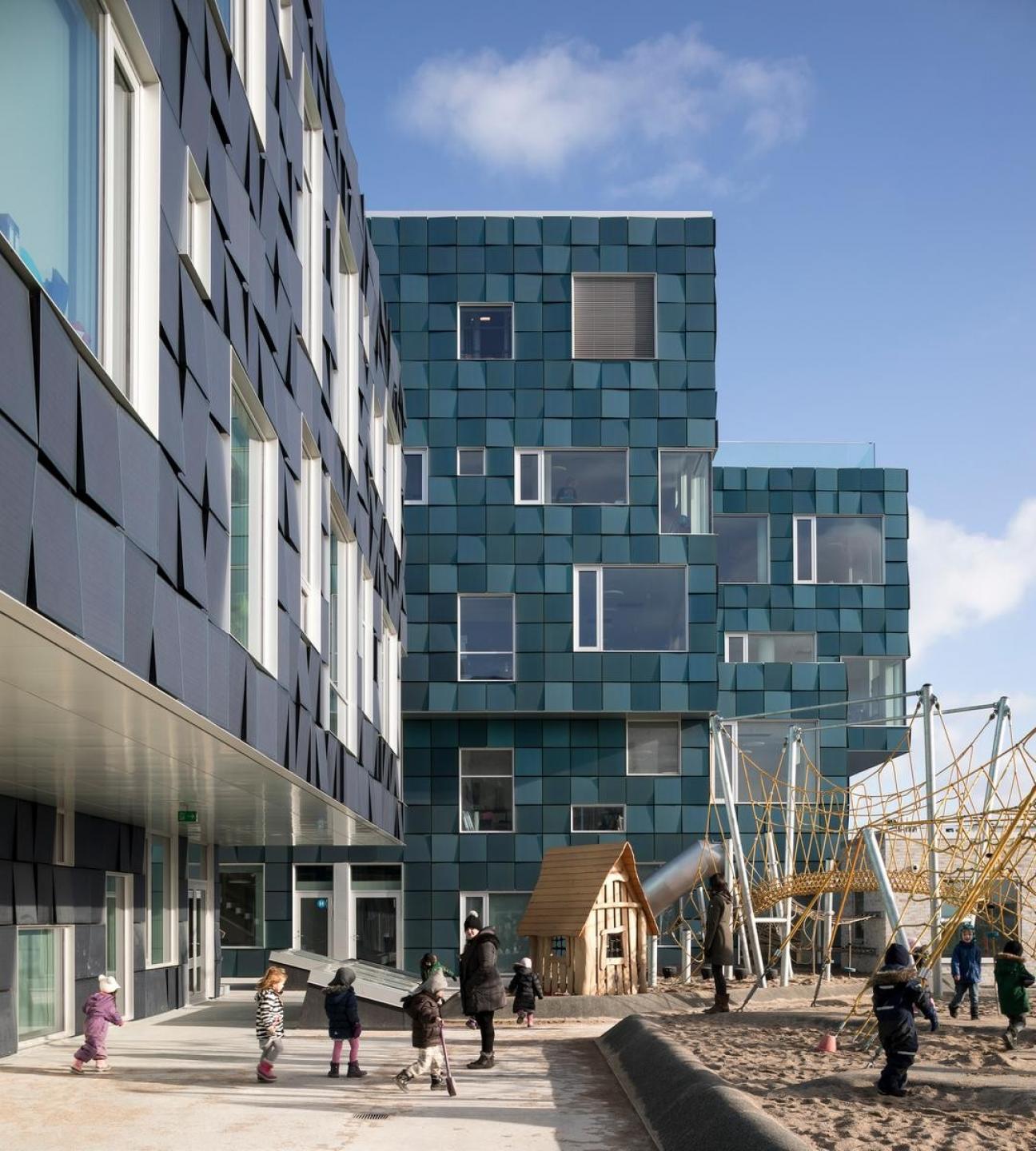 Copenhagen International School er blevet belønnet med en designerpris for sit arkitektoniske udtryk og sin energiproducerende facade. Foto: Adam Mørk.