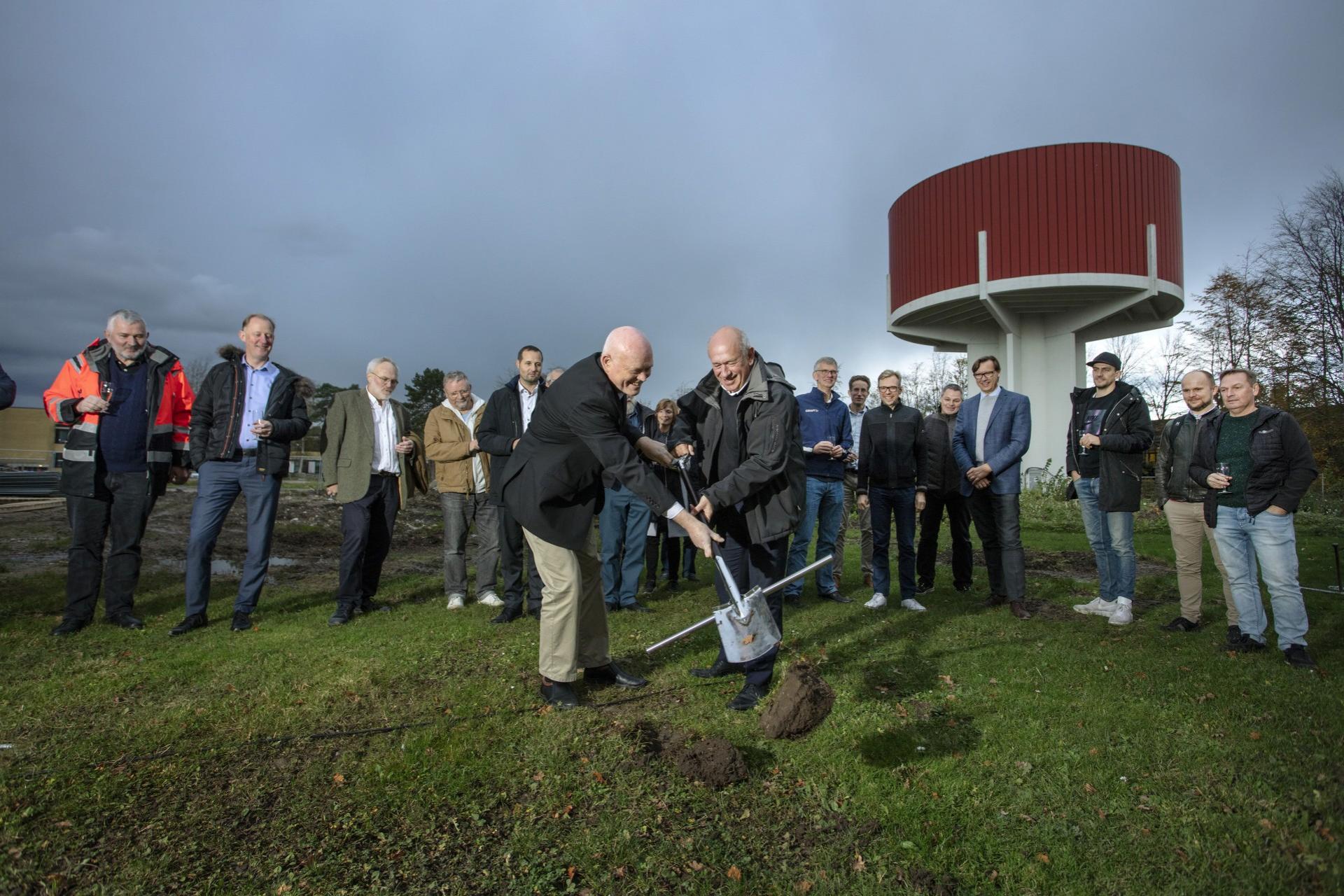 Universitetsdirektør Claus Nielsen (th) og institutdirektør for DTU Elektro, Kristian Stubkjær, tager det første spadestik til den nye bygning. Foto: Mikal Schlosser.