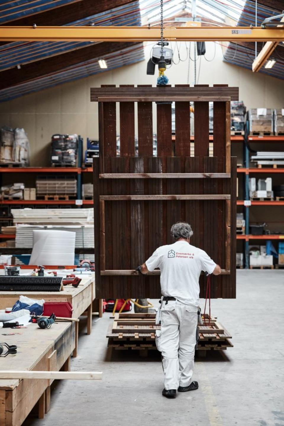 På Smedeland foregår arbejdet i gode arbejdsstillinger, og det medfører færre arbejdsskader. Foto: Enemærke og Petersen.