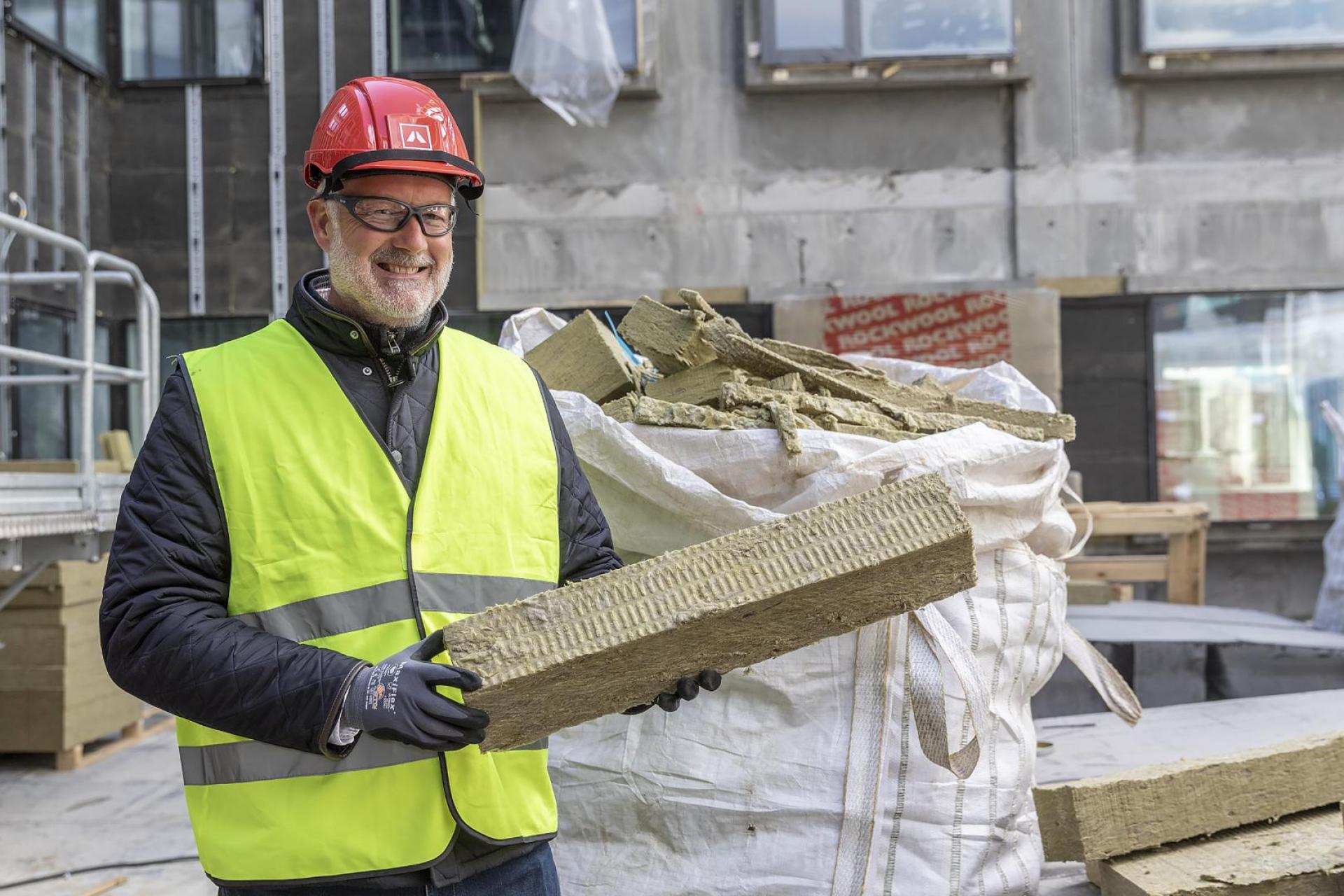 Direktør i Rockwool Nordics Frank Larsen med nogle af de afskæringer, der genanvendes i isoleringsmaterialer. Foto: Rockwool Nordics.