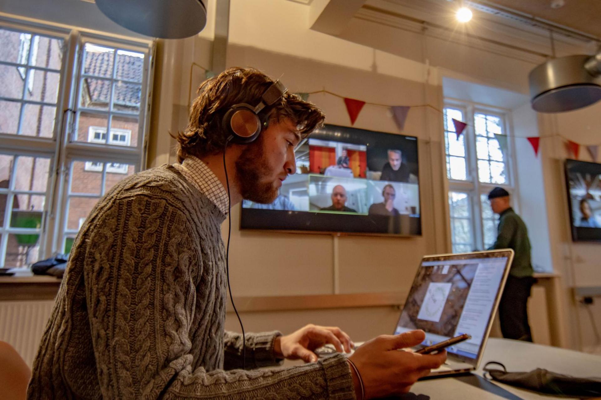 Smartphones, smart tv og laptops er under covid-19 blevet en fast del af arbejdsdagen for mange arbejdspladser i byggebranchen. Kaospiloterne har benyttet medierne til at samle folk - hver for sig. Foto: Jens Axel Thorbøll Dirksen