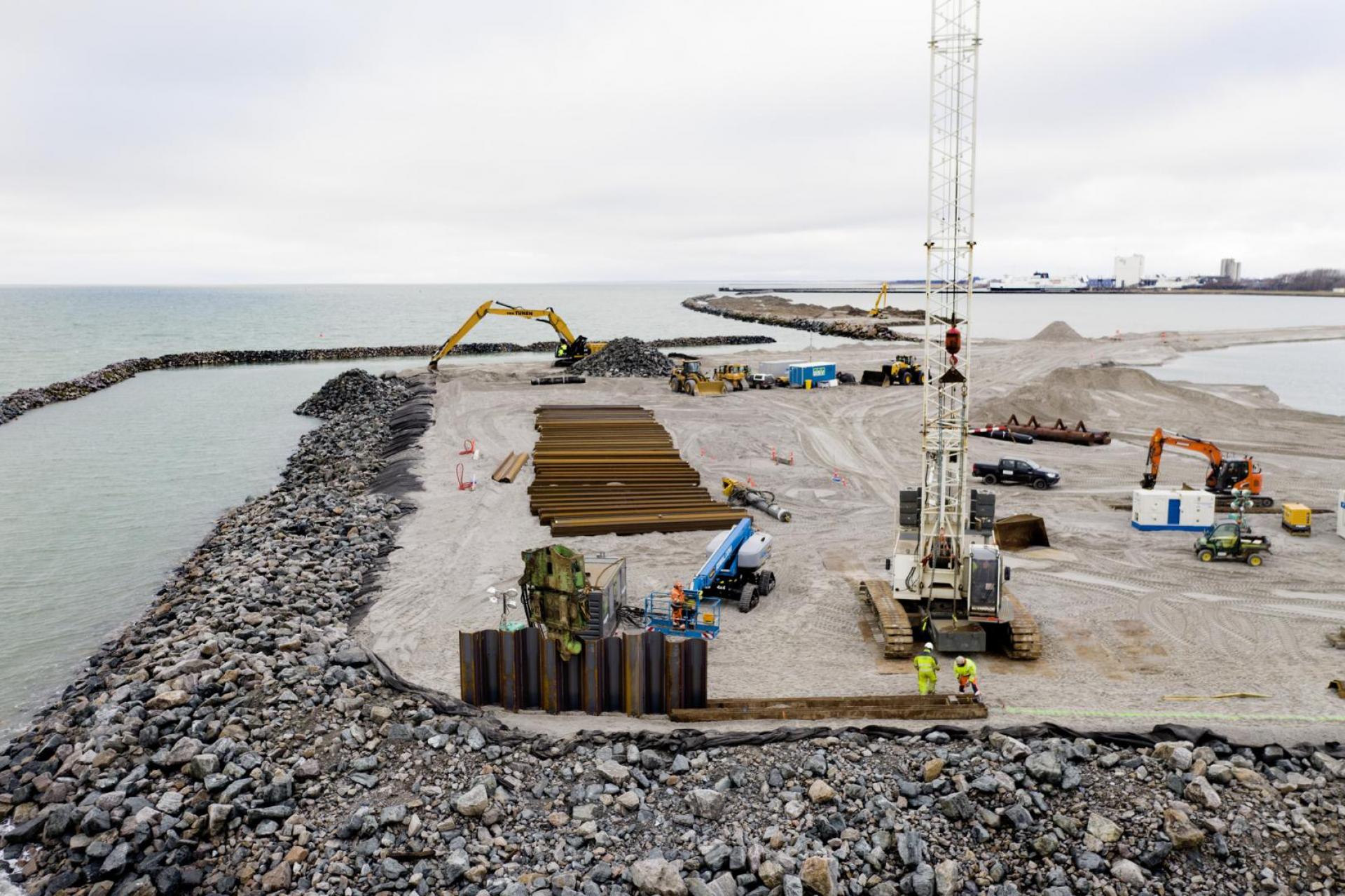 1400 meter spunsvægge skal inddæmme området ved Rødbyhavn, hvor motorvejs- og jernbanetunnellen skal placeres. Foto: Femern A/S