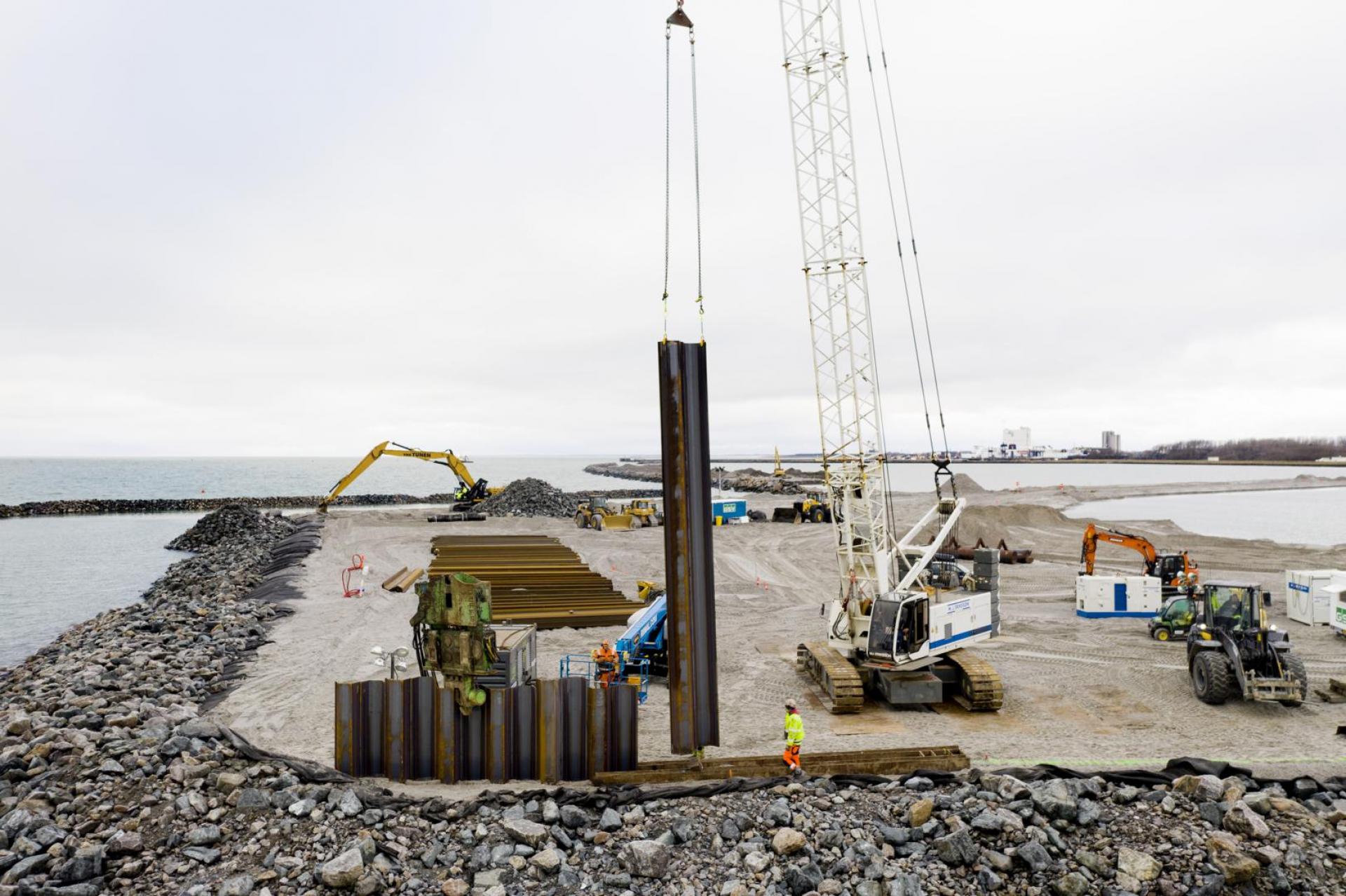 1400 meter spunsvægge skal inddæmme området ved Rødbyhavn, hvor motorvejs- og jernbanetunnellen skal placeres. Foto: Femern A/S