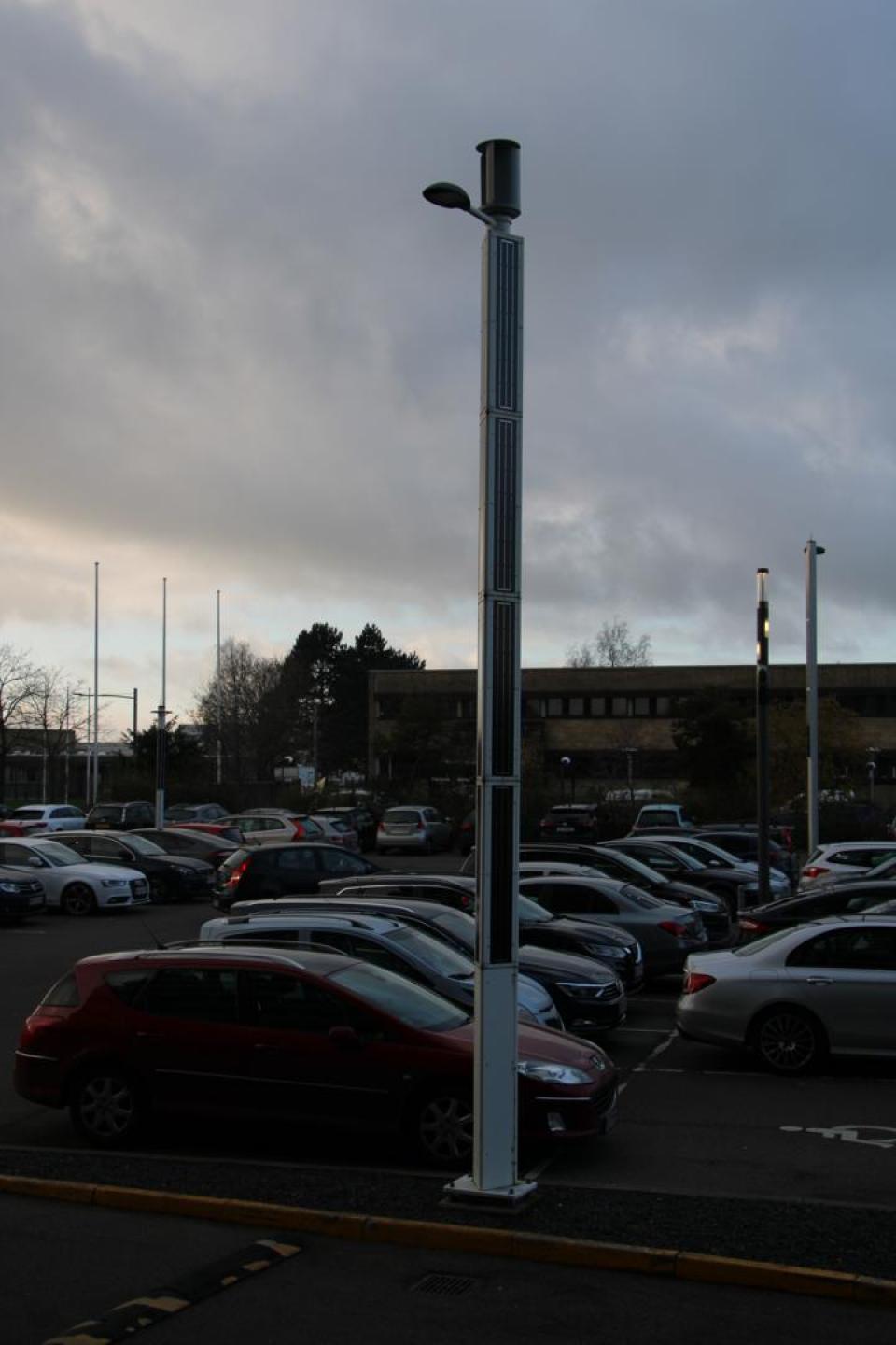 Energiproducerende lygtepæle med solceller på siden..... (fortsættes næste billede)_Foto: Jakob Tilma