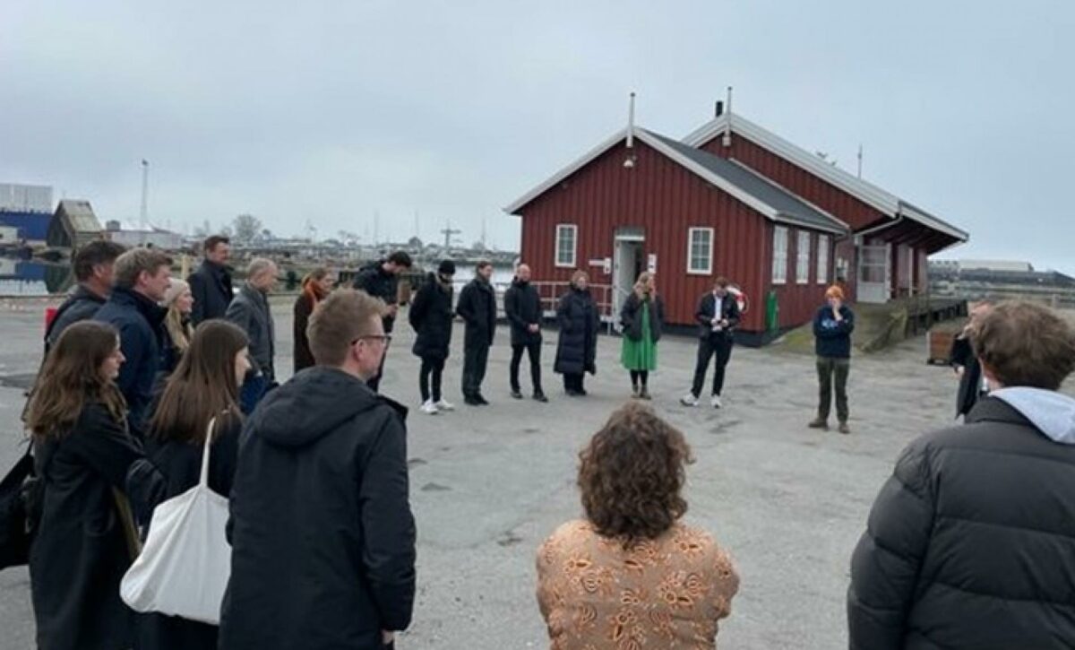 De fire udvalgte teams besigtiger sammen havneområdet i Assens, der skal omdannes til centrum for viden omkring Danmarks vandnatur. Foto: Maria Foght, Assens Kommune