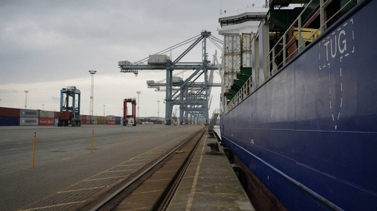 I 2022 blev der sendt 11 mio. tons gods fra containerskibe og over kajkanten i Aarhus Havn, der er Danmarks største erhvervshavn. Nu skal 37 mio. EU-kroner gøre havnen grønnere.