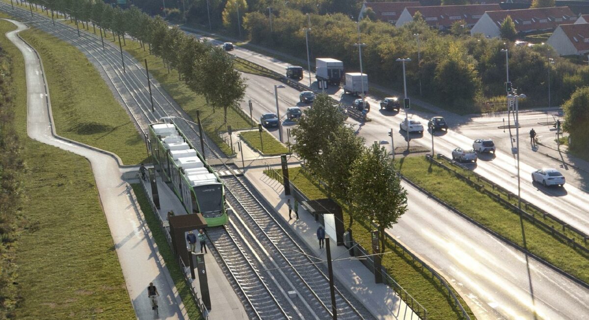 I Glostrup er 100 % af skinnerne lagt, mens 95 % af det omgivende anlæg er på plads. I løbet af i år vil testkørslerne blive sat i gang - formentlig bl.a. her omkring Ejby Station. Visualisering: Hovedstadens Letbane/Gottlieb Paludan Architects