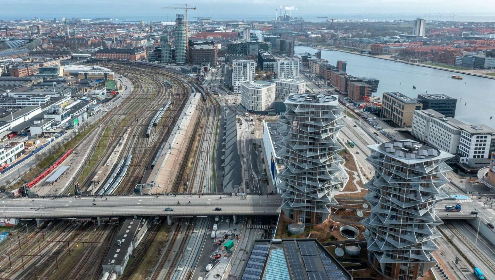 Fra den nye busterminal bliver der let adgang  til og fra bl.a. Dybbølsbro Station (tv.) eller den nye metrostation Havneholmen ved Fisketorvet (rød bygning helt yderst til højre), der åbner 22. juni. Foto: Vejdirektoratet