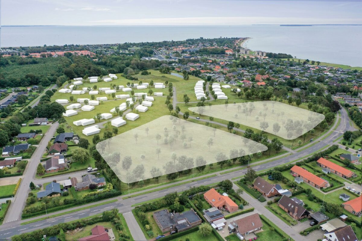 Projektet ligger midt i Juelsminde med både etablerede boligområder omkring, havudsigt fra flere grunde, stisystemer til skole og institution samt by og indkøbsmuligheder i gåafstand. Visualisering: Nor3d.