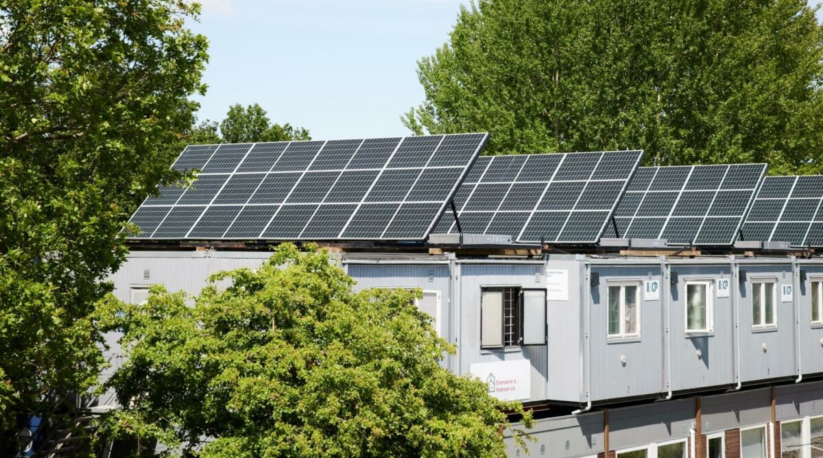 Initiativer som at sætte solceller på byggepladsskure kan være med til at spare på strømmen på byggepladsen, hvilket er et af udgivelsens mange lettilgængelige anbefalinger. Foto: Jonathan Weimar