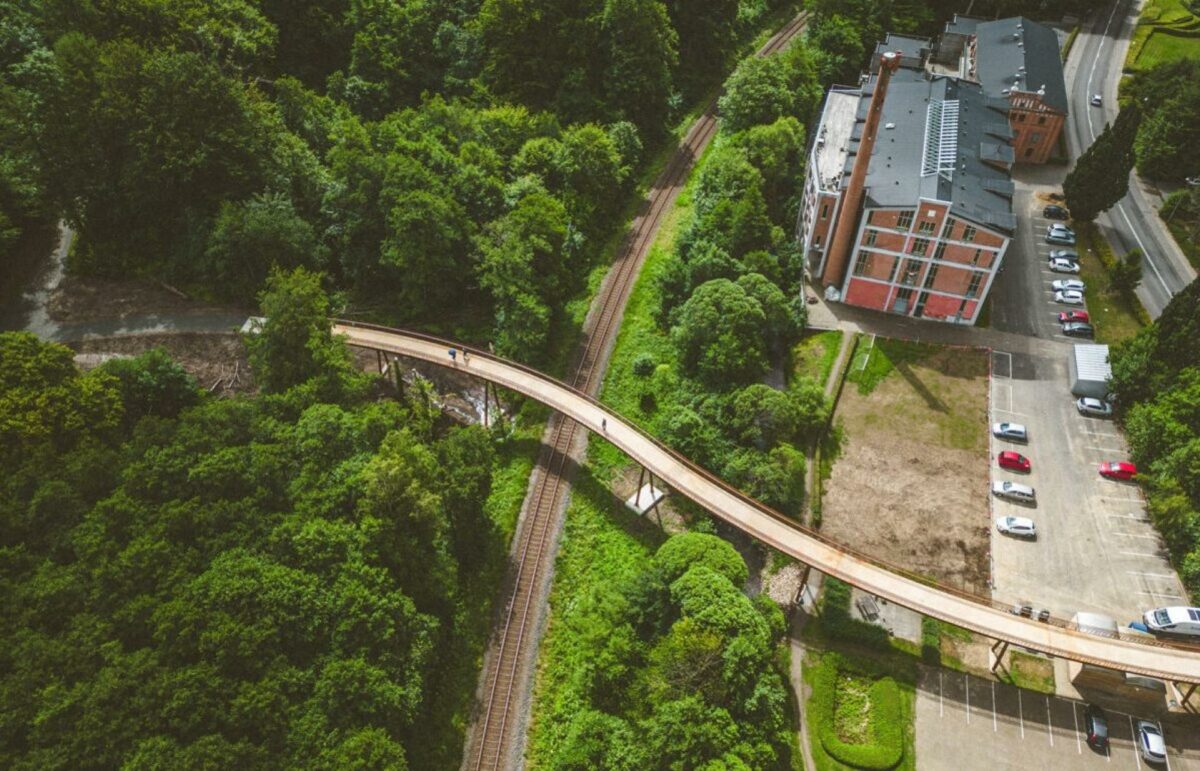 Den 128 meter lange Grejsdalsbro, der er en af de to danske nominerede broer til Nordic Bridge Prize 2024, er designet af Arkitema med moderfirmaet Cowi som rådgivende ingeniør. CG Jensen og polske Kotloinwest har opført broen. Foto: Christian Søes