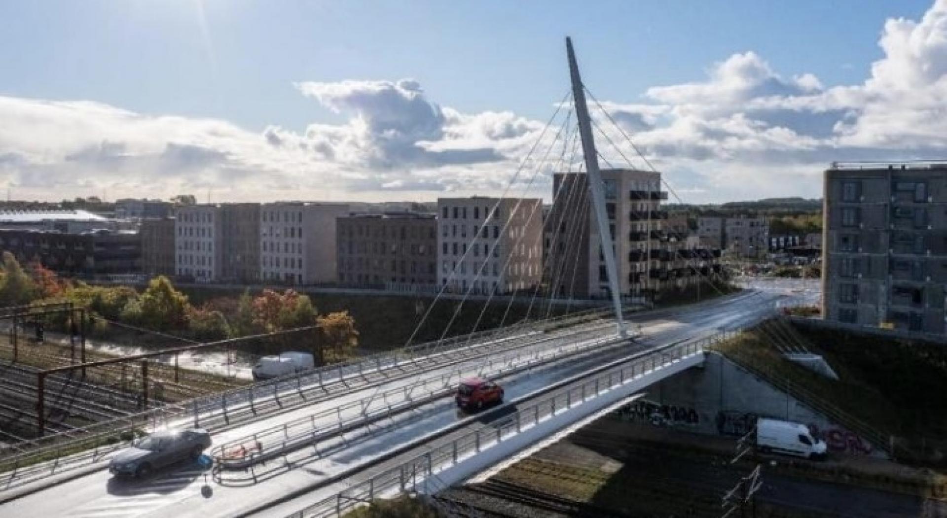 Det er Dissing+Weitling, der har tegner den 42 meter lange vej- og cykelbro, som forbinder den nye bydel Nærheden med Hedehusene. Broen er opført af Jorton, Valmont og M.J. Eriksson, mens Cowi har været konsulent. Foto fra nomineringen