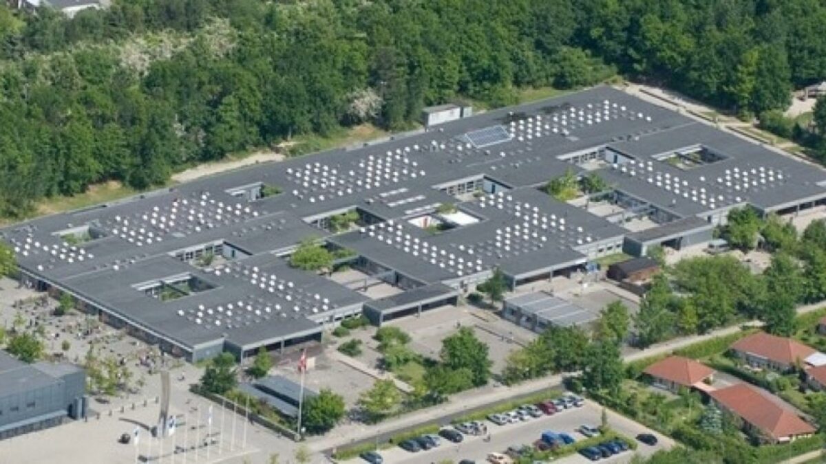 Solceller på kommunale bygninger, jordvarme og andre alternativ energiform vil sammen med bedre isolerede tage, facader, døre, vinduer og tekniske installationer blive sat yderligere i fokus i Furesø Kommunes nye partnerskabsaftale. Arkivfoto: Furesø Kommune