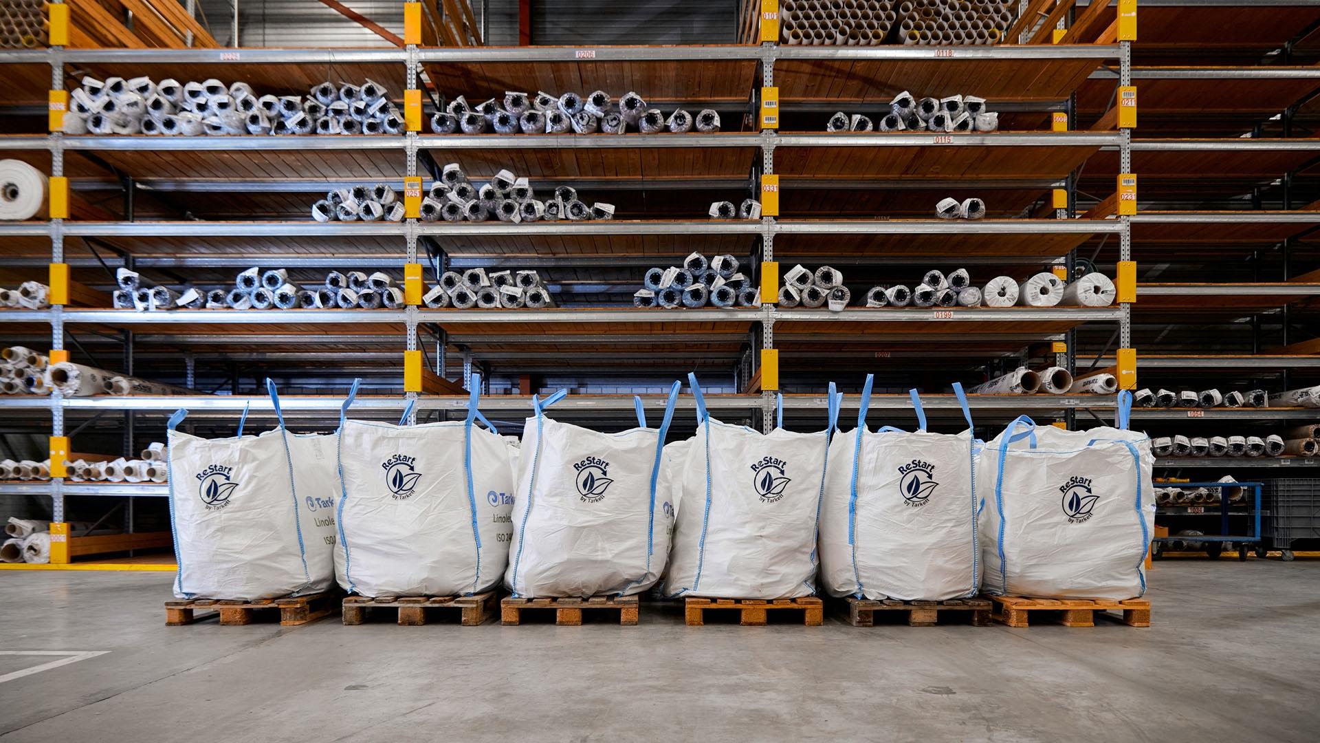 Tarkett opstiller og afhenter big bags til kasserede gulvmaterialer og kører dem til recirkulering.
