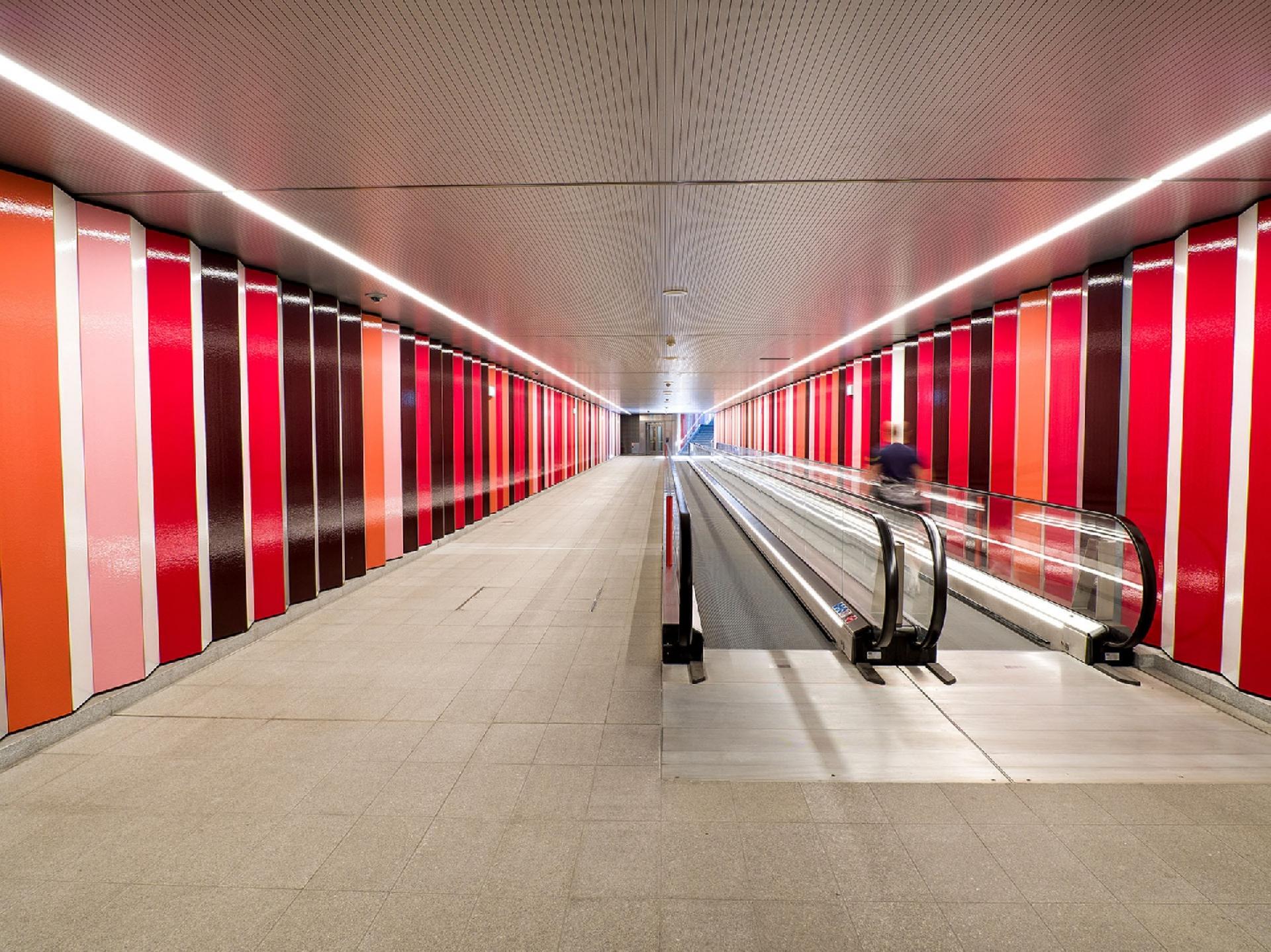 Skærmtegl kan ikke kun finde anvendelse udendørs. Her et kig ind i Nordhavn Metro Station, hvor de rejsende kan nyde det flotte farvespil. Foto: C2 Elements