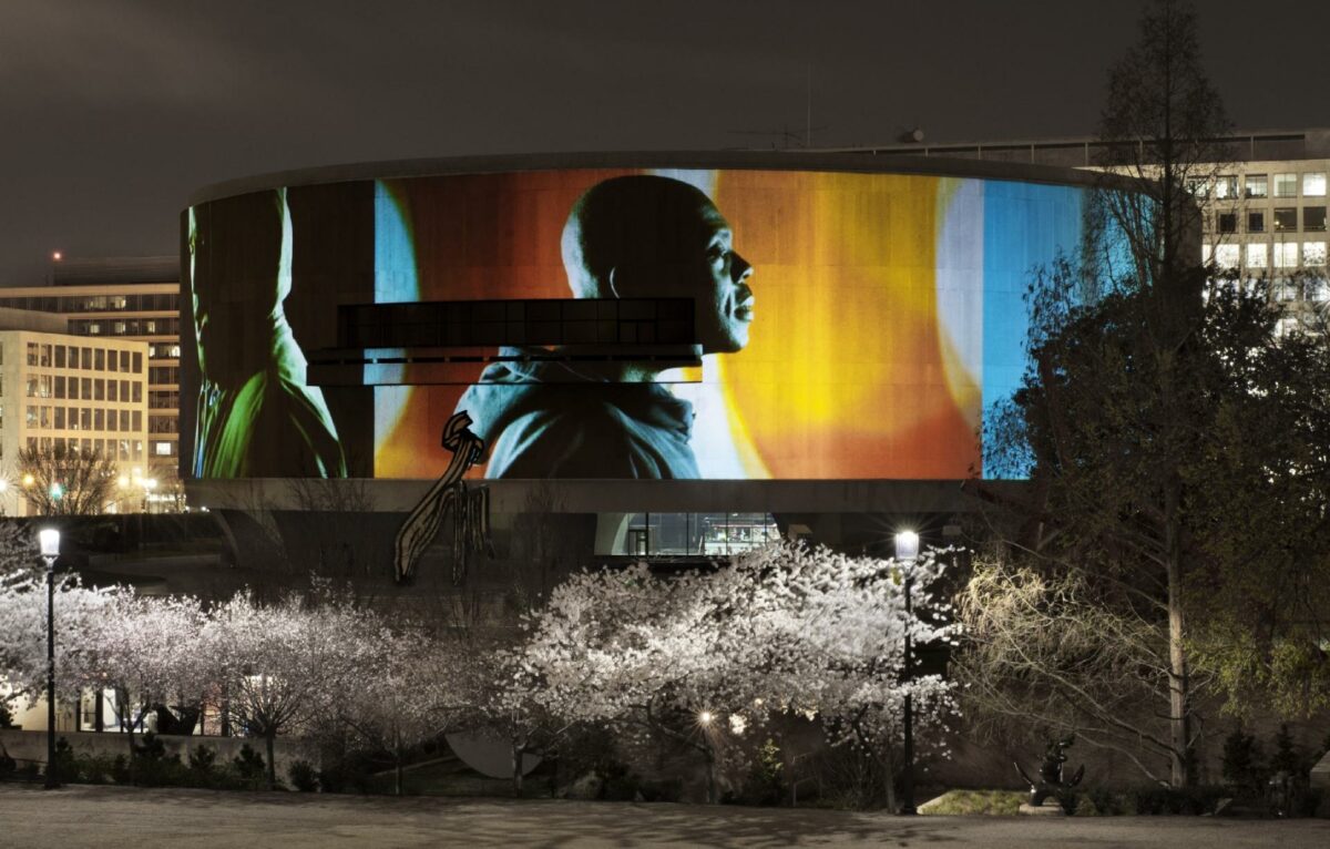 Den amerikanske kunstner Doug Aitken, der er prækvalificeret til konkurrencen Byens Scene i samarbejde med danske BIG, står bl.a. bag byrumskunstværket Song 1, der i 2012 pakkede Hirshhorn Museum i Washington DC ind i 360-graders panoramavideoprojektioner.