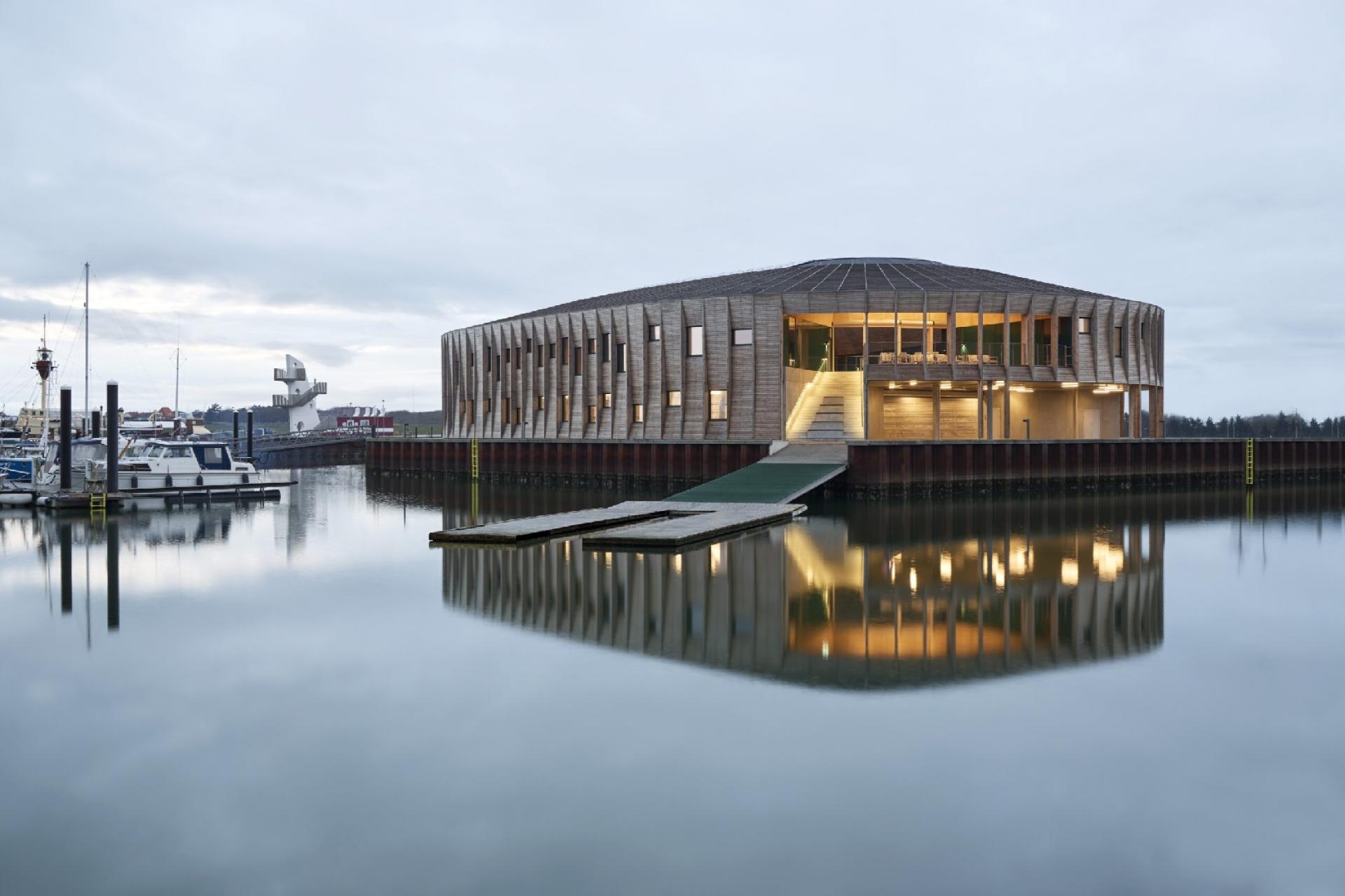 Det flere gange prisvindende Maritimt Center vil sammen med vandsportsmekkaet Aqtiv blive en del af den nye bydel, som kommunen gerne ser spire frem på Esbjerg Havn. Arkivfoto: wichmann+bendtsen