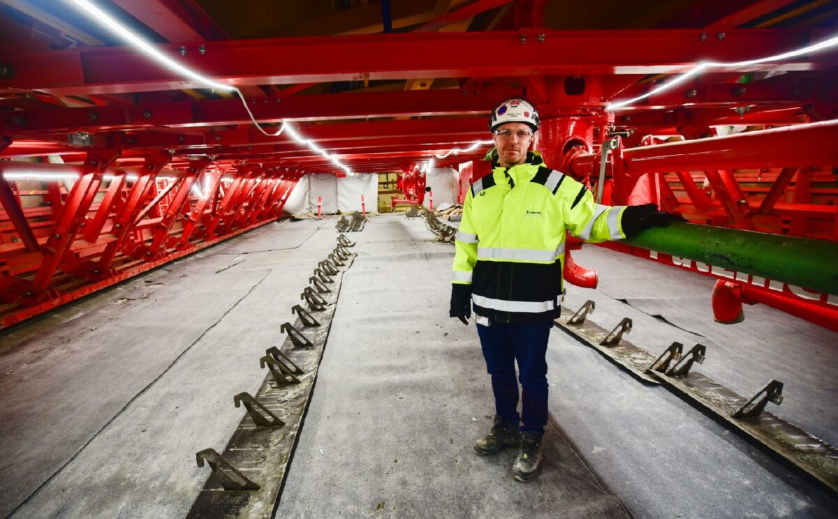 Construction Area Manager Anders Gert Wede står her inde i et friskstøbt tunnelsegment. Man kan stadig mærke varmeafgivelsen fra betonen, som efter 28 dage når sin endelige betonstyrke på imponerende 80 megapascal. De første forme fjernes efter cirka 2 dage, og segmentet er fuldt afforskallet efter 5-7 dage. Foto: Henrik Malmgreen