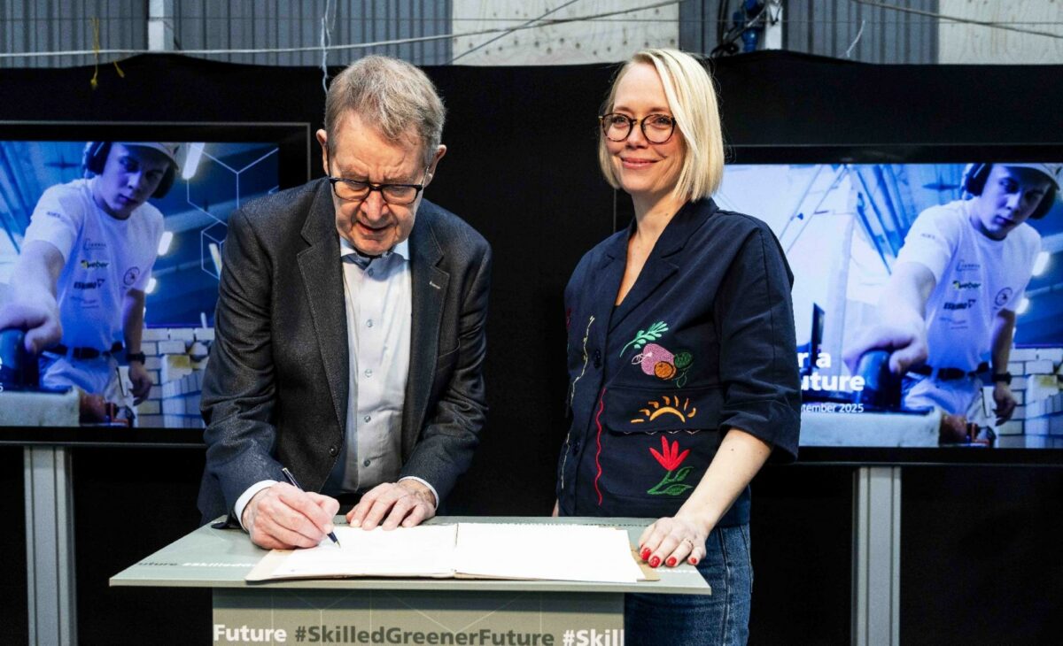 Poul Nyrup Rasmussen, bestyrelsesformand for EuroSkills2025, der skal afholdes på dansk grund, indgår et yderst relevant partnerskab med Sund & Bælt repræsenteret ved bæredygtighedsdirektør Emilie Juel-Helwig.
