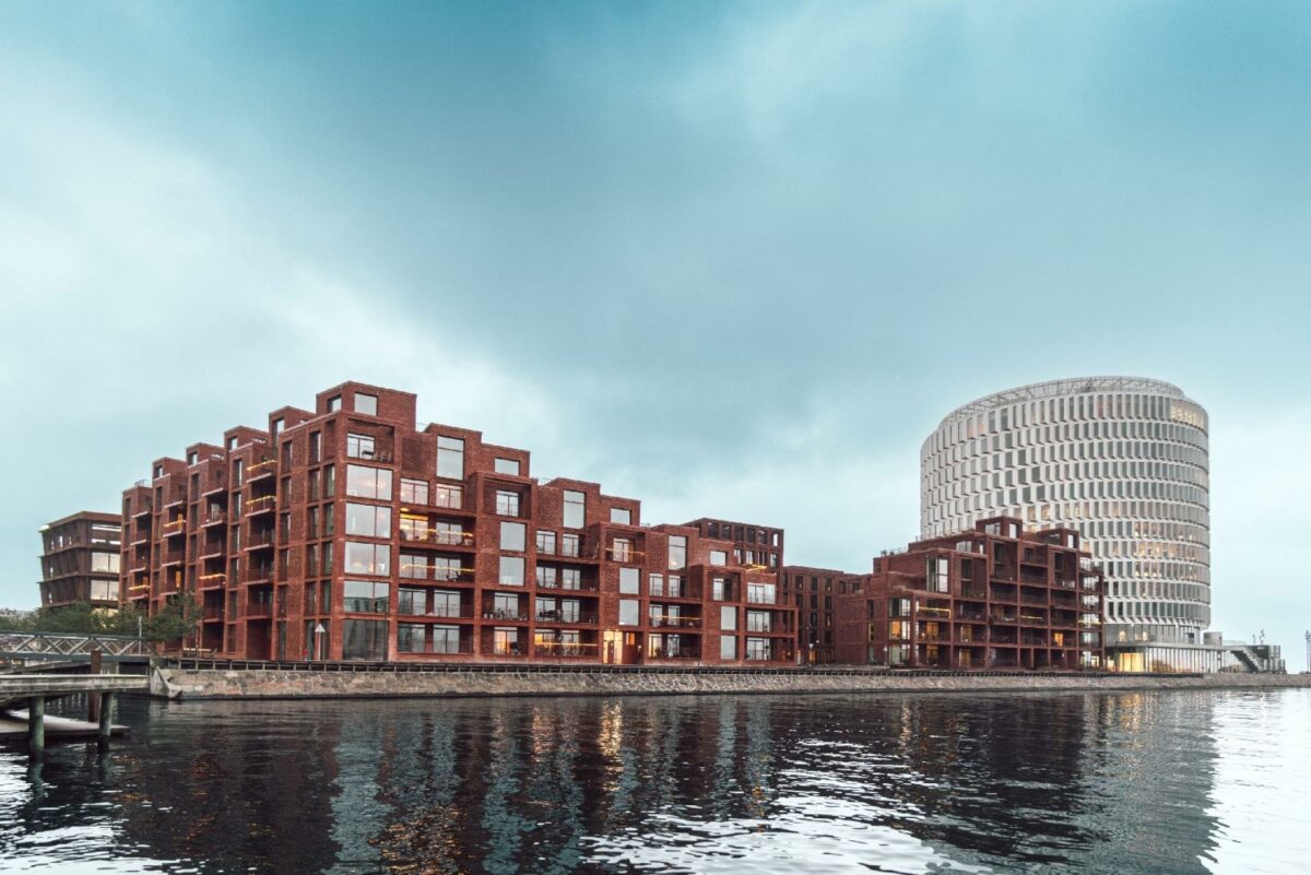 Projektet, der begyndte i 2020 og blev afleveret i 2023, har omdannet Nordø til en ny bydel med 115 luksusboliger, to erhvervsdomiciler og et hotel, hvor gæster fra hele verden kan nyde livet med udsigt til himmel og hav.
