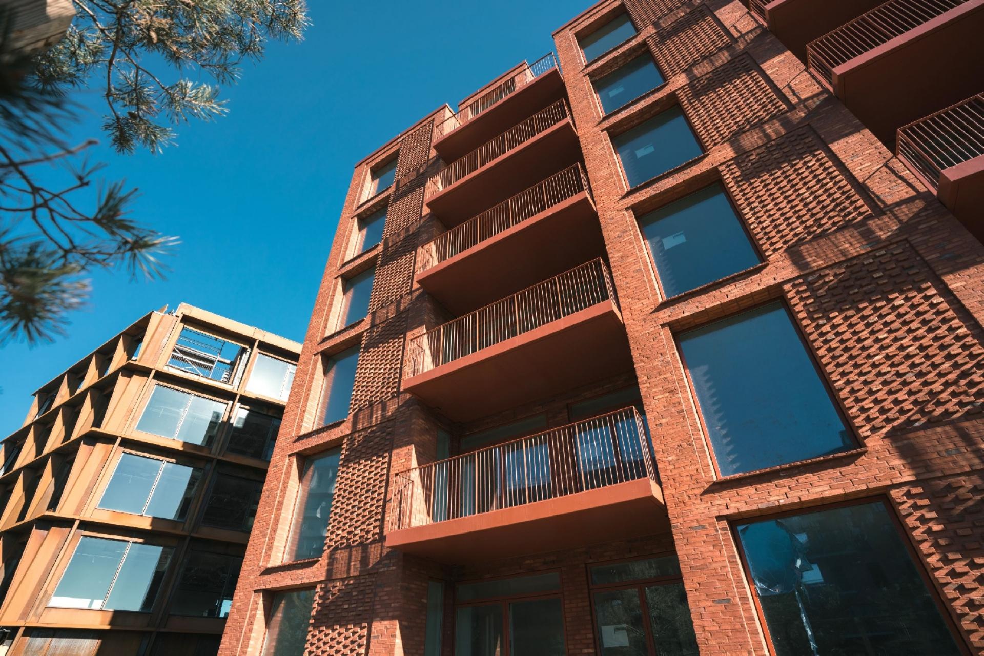 Mange materialer og nuancer fra Århusgadekvarteret går igen i Nordøs arkitektur, og særligt de røde mursten har indtaget hovedrollen, hvor de udgør facaden på tre af Nordøs fem byggefelter.