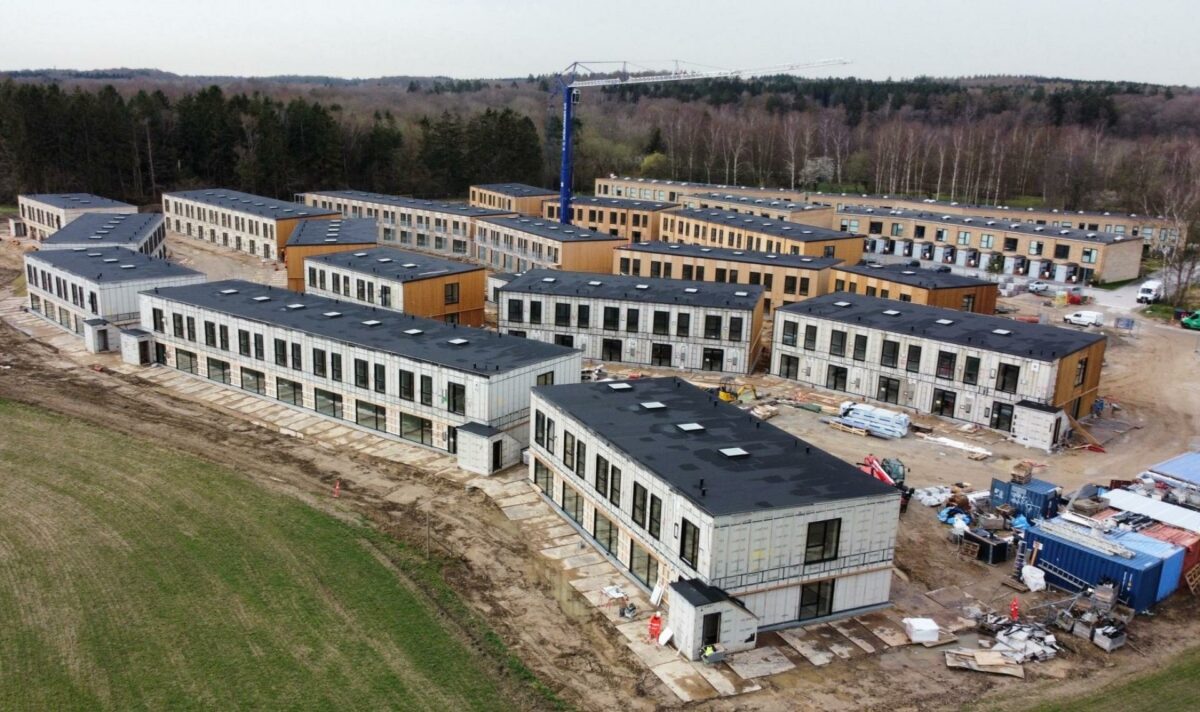 Byggeriet af de 115 boliger på Sortemosevej ved Teglskoven i Allerød nord for København er godt på vej. I baggrunden ses nogle af de 44 rækkehuse, som ejendomsselskabet TGH fik opført i 2019-2020. Foto: HMC Byg og Anlæg
