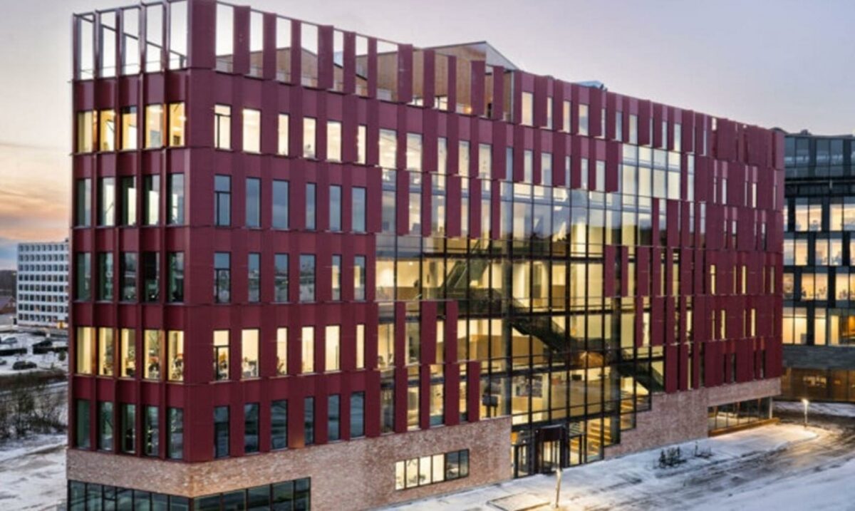 DMJX' nye røde hus, der er tegnet af PHL Arkitekter, er skabt med inspiration fra den moderne mediestrøm, hvor åbenhed, forbundethed og omstillingsparathed er nøgleord.